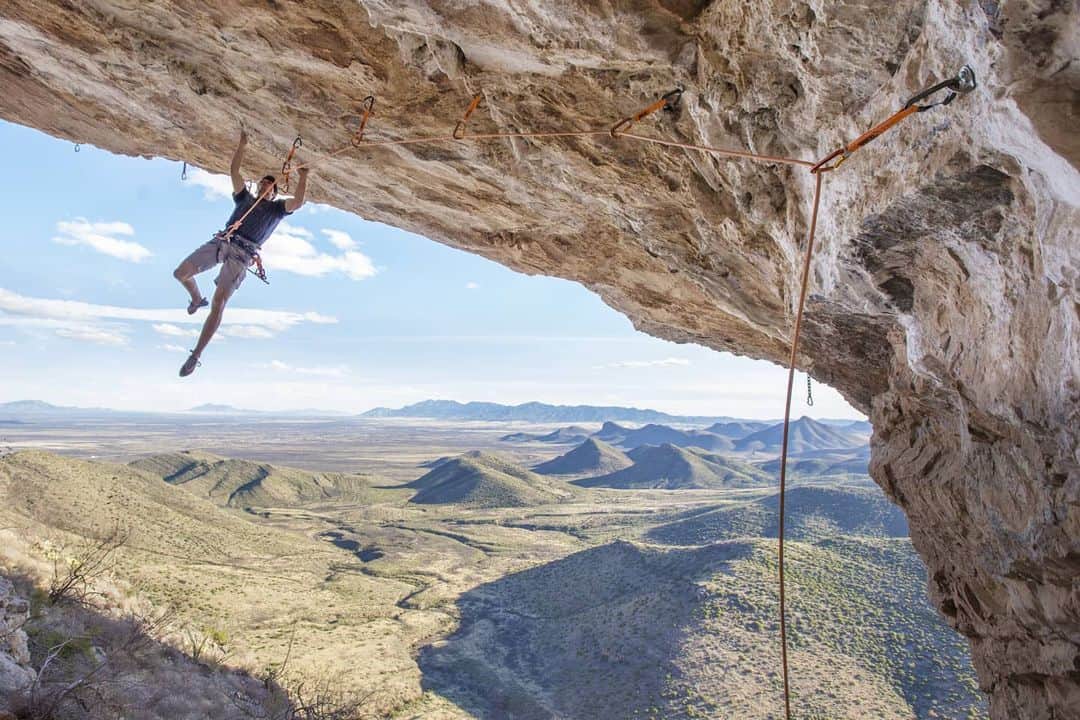ナサニエル・コールマンのインスタグラム：「Lee Majors (5.14c/d) uncut on @mellowclimbing now🤘🤘 link in bio!  This is undoubtedly my hardest sport route and proudest FA of all time. If you wanna see the story behind the route, make sure to check out the Dry Canyon series on the @petzl_official YouTube channel. 📸 @neilson.ben  @thenorthface @scarpana @petzl_official @gnarlynutrition @frictionlabs」