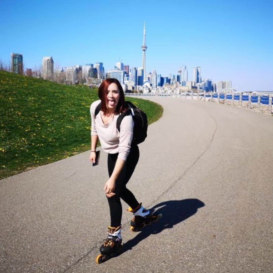 ケイトリン・オズモンドのインスタグラム：「About today.... It was phenomenal to get outside and enjoy the sunshine, but it was exceptionally phenomenal to move in the sun . I’ve been really missing performing lately. But every Wednesday with @skateglobalinc, I’ve been challenged to learn new dances in styles I’m not used to, and today I got outside and unintentionally performed it in front of people. I’m not a dancer, but it feels so good to move . . This song has been stuck in my head for months.  And I can’t thank @michelleldawley and @elladjbalde for putting movements to the emotions running through my body . . All in all... today was a fantastic day! . . . #iftheworldwasending #jpsaxe #dance #notadancer #performancemode #inneremotions #sunshinestateofmind」