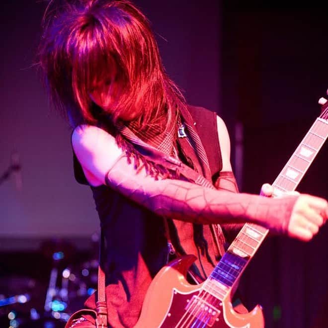 浅葉智のインスタグラム：「Memory photo series  思い出写真シリーズ  Concert photo by Carroll Kong  #live #performance #guitarist #concert #mood #nekocon #makeup #rock #echostream #passion #excited #jrock #japanese #musician #triphop」