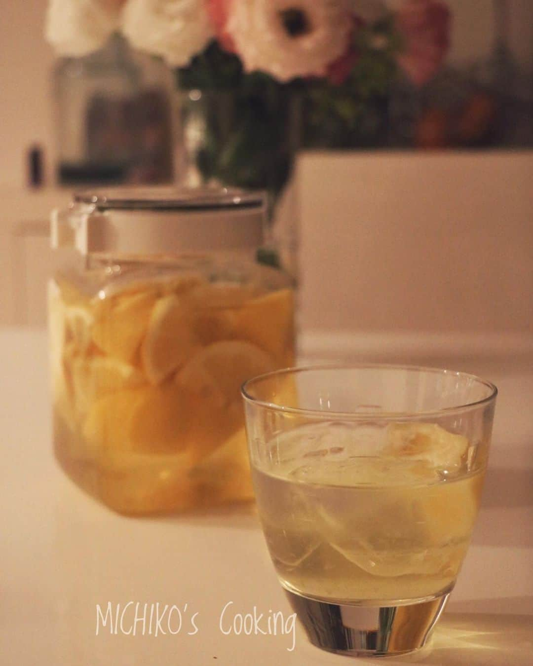 michikoscookingさんのインスタグラム写真 - (michikoscookingInstagram)「昼間から夜な写真で失礼します🍸﻿ ﻿ レモン酒、始めました🍋﻿ ﻿ 先日購入した、美味しく安全な﻿ 岩城島のレモンで作ったレモン酒。﻿ ﻿ かなり美味しい。﻿ ﻿ 皮をむかずに﻿ カットしてそのまま入れているので﻿ すこぶる簡単🍋﻿ ﻿ 作り方はブログでご紹介しています。﻿ ﻿ ﻿ ﻿ ブログリンク、しょっちゅうエラーに﻿ なってしまうの。﻿ サポートに連絡してますが、﻿ なかなか対応していただけず。﻿ ﻿ エラーになってしまったら、﻿ ブラウザで﻿ MICHIKO's Cooking﻿ で検索してみてください🔎﻿ ﻿ ﻿ ❁.｡.:*:.｡.✽.｡.:*:.｡.❁﻿ ﻿ まだまだ続く外出自粛生活。﻿ 運動不足解消のために﻿ 縄跳びを始めました。﻿ ﻿ 朝昼夕、200回程跳んでからの﻿ 二重跳びチャレンジ。﻿ ﻿ 子ども時代は最高でも3回﻿ 程度しか跳べなかった﻿ 二重跳び（ダサッ）。﻿ ﻿ 大人の今、20回超えできるように﻿ なりました。﻿ ﻿ 諦めなければ﻿ 身体能力は伸ばせる💪﻿ ﻿ ﻿ #Nadia﻿ #NadiaArtist﻿ #Nadiaレシピ﻿ #foodstagram #foodporn #foodpic #delistagrammer #フーディーテーブル #料理教室 #料理教室東京 #お料理教室 #おうちごはん﻿ #果実酒　#レモン酒　 #縄跳びチャレンジ #二重跳びチャレンジ #stayhome #ホームリキュール　#瀬戸内レモン　#岩城島 #岩城島レモン」5月14日 10時36分 - michikoscooking