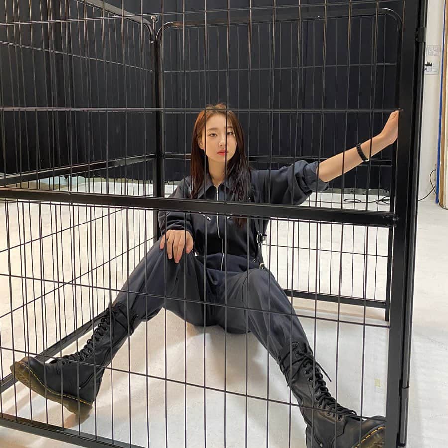 ギョンリ のインスタグラム：「갱모닝🖤 youtube. #경리생활」
