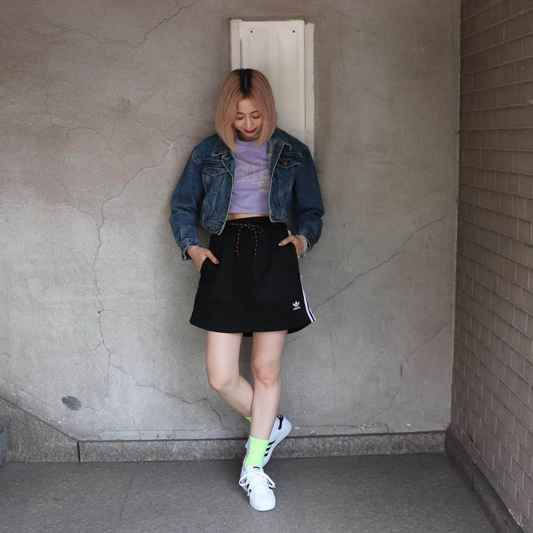 アトモスガールズ/atmos girlsさんのインスタグラム写真 - (アトモスガールズ/atmos girlsInstagram)「. adidasの定番スニーカーSUPER STARから新作が登場！ 涼しげなパンチング加工が新鮮なデザイン✨スタンダードな配色なので様々なシーンで活躍すること間違いなしの一足です🔥 現在、atmos-pink.comにて展開中！ . #atmos#atmospink#adidas #アトモス#アトモスピンク#アディダス」5月14日 10時37分 - atmos_pink_official