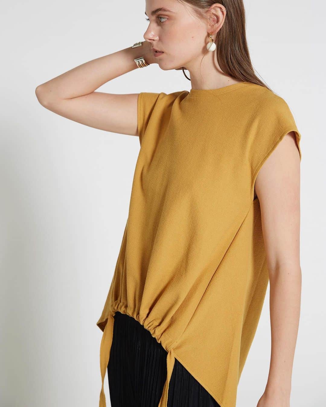 のインスタグラム：「. BLOCK INRAY FRONT RIBBON TOP . OFF WHITE / MUSTARD / BLACK . . #ritajeanstokyo #rita #setup #cuttop #slitpants #madeinjapan #japanbrand #japan #tokyobrand #シャリ感 #ドライタッチな風合」
