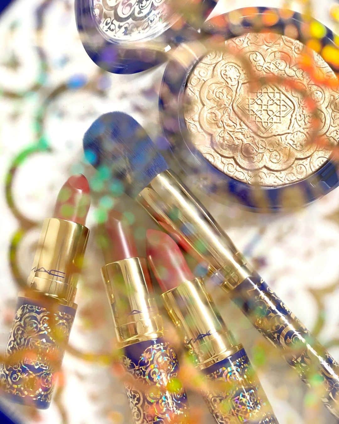 M∙A∙C Cosmetics Japanのインスタグラム：「【本日再入荷】美しく、神秘的なモスクの建築デザインからインスパイアされた、人気のカラーコレクション MOSAIC MASTERPIECE (モザイク マスターピース)の限定製品が本日公式オンラインショップに再入荷！ ㅤ 限定製品に出会える最後のチャンスを見逃さないで✨ ㅤ ㅤ いつもM･A･Cをご利用いただき、誠に有難うございます。現在、オンラインショップへのご注文件数が大幅に増加している状況で、製品のお届けまでに2~3週間を要しております。 ㅤ また、当面の間、お電話でのお問い合わせは休止させて頂いており、ご質問・お問い合わせは、メールまたはお問い合わせフォームにて承っておりますが、回答までにお時間を頂戴しております。 ㅤ ご不便・ご迷惑をおかけしておりますこと、心より深くお詫び申し上げます。 何卒ご理解賜りますようお願い申し上げます。」