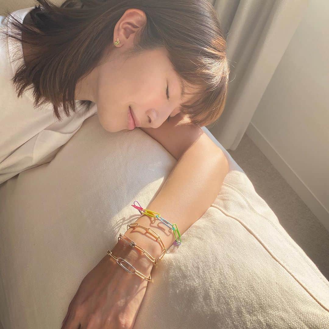 mioさんのインスタグラム写真 - (mioInstagram)「. The colorful paperclip 🖇📎 bracelet made by Mei. Gold clips and pins 🧷 by @bijou_de_m」5月14日 10時54分 - mio_harutaka