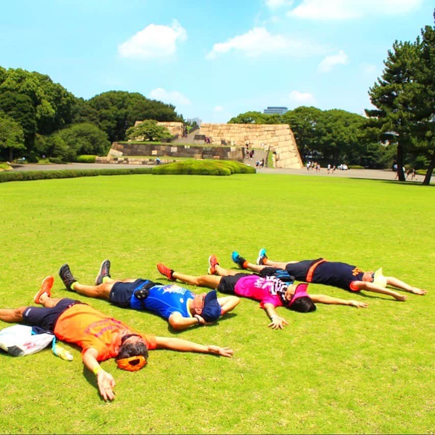 皇居ランナビのインスタグラム：「今日も良いお天気☀️ こんな日はお昼寝がしたいな　笑  今は休園中ですが、皇居東御苑の大奥跡の芝生は、こんな風に寝転がれるんですよ😊 これが最高に気持ちいい😆✨ 再開後も園内の工事によって立ち入り禁止箇所があるようですが、夏前には以前のように東御苑を楽しむことができるかな🥰 そのときは皆さんもぜひ行ってみてくださいね❣️ 都会の真ん中に、こんなに緑があることに感動しますよ～💕 あ、でも東御苑内はランニング禁止なのでご注意を💦  それでは今日も良い一日を✨✨✨ #去年の写真 #皇居 #皇居ランナビ #皇居ラン #皇居ランナー #おもてなしランナー #ランニング #ハシリマスタグラム #running #runner」