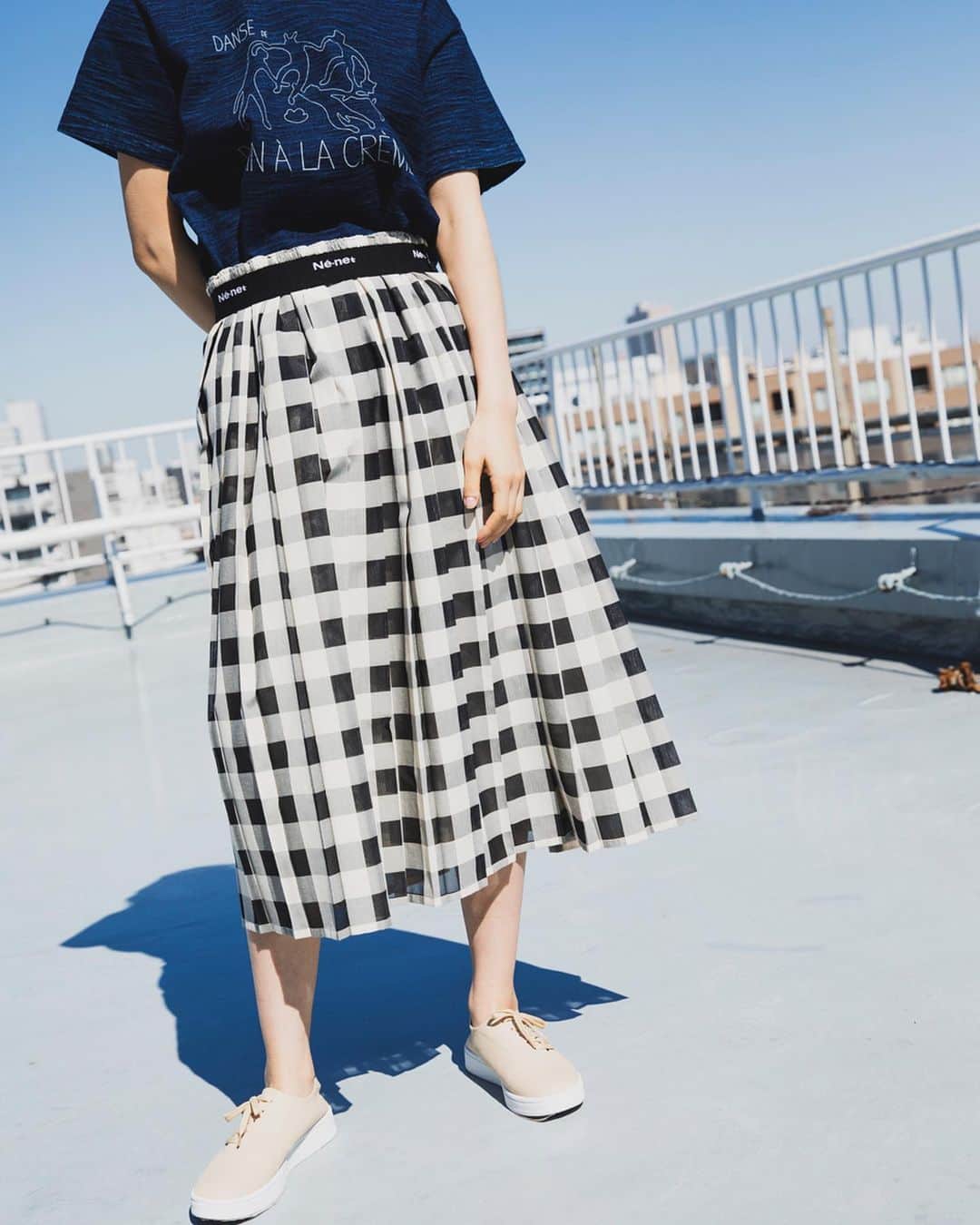 ネ・ネットのインスタグラム：「【 シースルーギンガム ¥18,000+tax 】  透け感が涼しげな印象を与えるシースルースカート。夏のコーディネートにさわやかに合わせやすい、ブルー系とブラック系のシンプルな色使いのギンガムチェックで、お好みでウエストを折り返した時にロゴが見えるのもポイントです。  #ネネット #nenet #新作 #new #spring #summer #2020 #collection #fashion #tokyo #japan #大人カジュアル #大人ネネット #otona_nenet  #シースルー #スカート #ギンガムチェック」