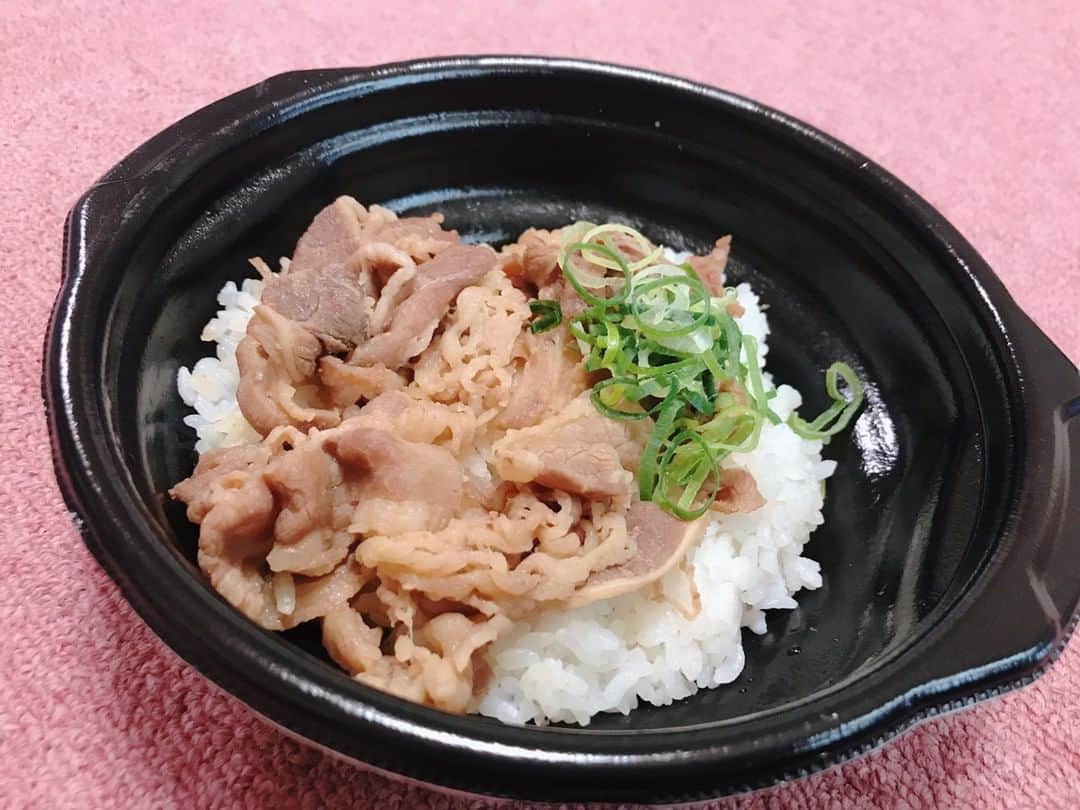 はなまるうどんのインスタグラム：「はなまるうどんは  うどんだけでなく  ご飯の #テイクアウト もできます( ﾟДﾟ)🤝 💚牛肉ごはん 💛鶏の唐揚げ丼 💙カレーライス  ぜひうどんとセットで、お召し上がりください😳✨ https://www.hanamaruudon.com/menu/#don」