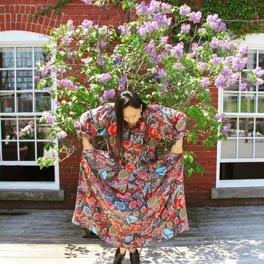 鈴木みほさんのインスタグラム写真 - (鈴木みほInstagram)「Spring weather came back to Toronto after the snowstorm and I feel like these photo↑🌸 🌷🌹🌺🌻🌼💐🏵️ photo by @empiggford  2019 Emily and I walked around the town, I took her pictures and she took mine. It was a lovely day 😊  去年の春はドラマで共演したエミリーとカメラを持って街に出て撮りあいっこ。素敵な春の日。吹雪が去って春らしい日が戻ってきて今はこの写真みたいな気分😊🌸 . . #spring #photoshoot #slr #canon60d #photoshoot #warigami #emilypiggford #mihosuzuki #なんの花 #エミリー #ワリガミ #春に」5月14日 11時03分 - mihyonvision