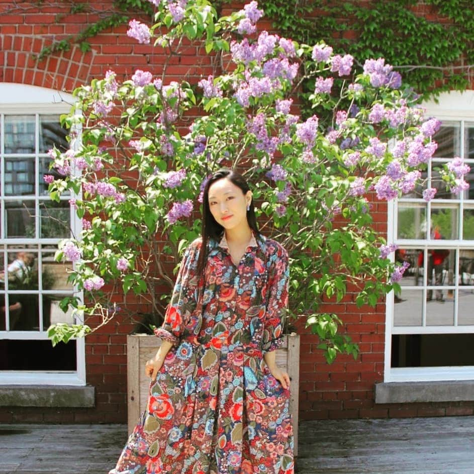 鈴木みほさんのインスタグラム写真 - (鈴木みほInstagram)「Spring weather came back to Toronto after the snowstorm and I feel like these photo↑🌸 🌷🌹🌺🌻🌼💐🏵️ photo by @empiggford  2019 Emily and I walked around the town, I took her pictures and she took mine. It was a lovely day 😊  去年の春はドラマで共演したエミリーとカメラを持って街に出て撮りあいっこ。素敵な春の日。吹雪が去って春らしい日が戻ってきて今はこの写真みたいな気分😊🌸 . . #spring #photoshoot #slr #canon60d #photoshoot #warigami #emilypiggford #mihosuzuki #なんの花 #エミリー #ワリガミ #春に」5月14日 11時03分 - mihyonvision