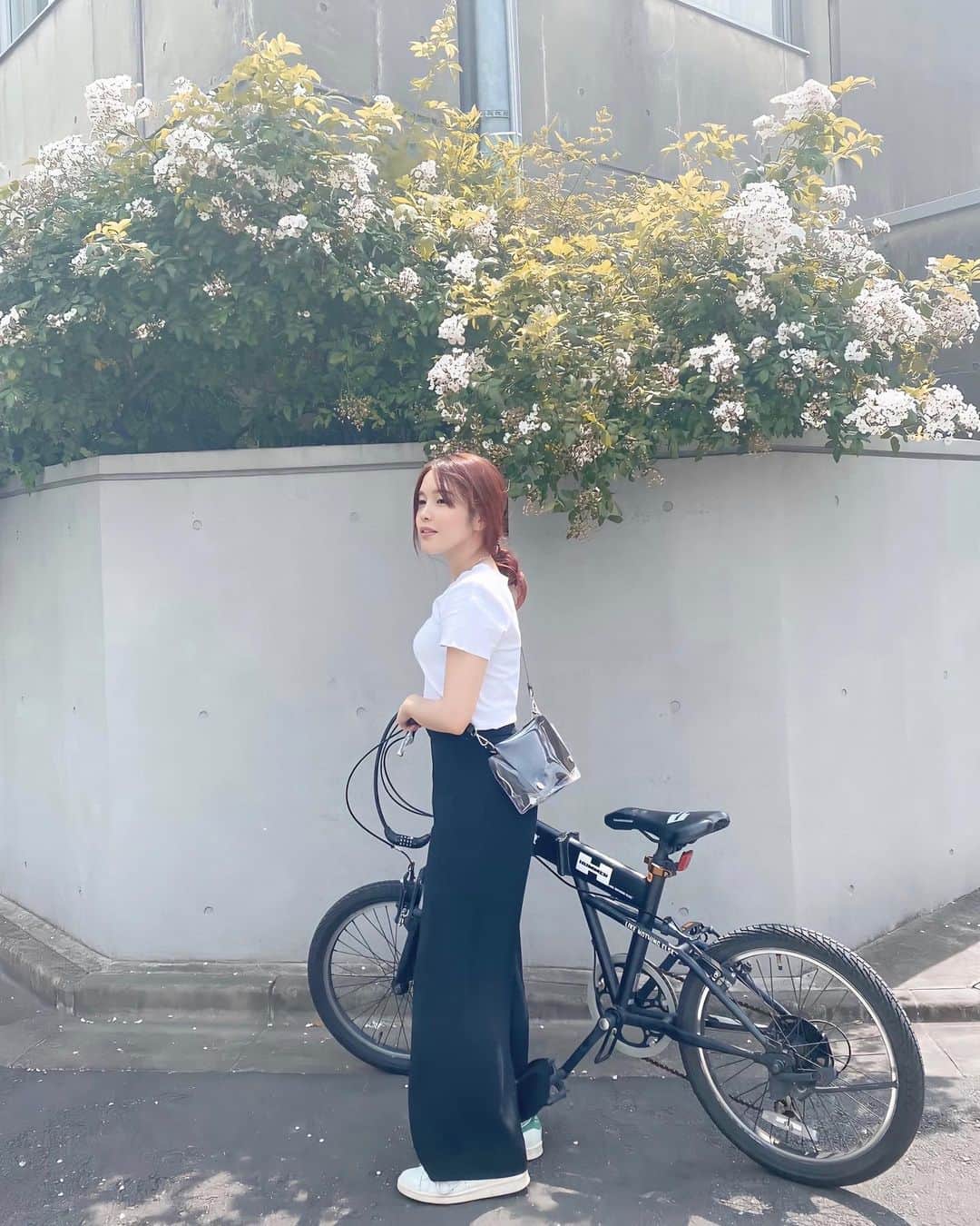 Lilmeのインスタグラム：「ご近所サイクリング🚲🌼🌿 Tシャツ一枚で過ごせる季節になりました！」