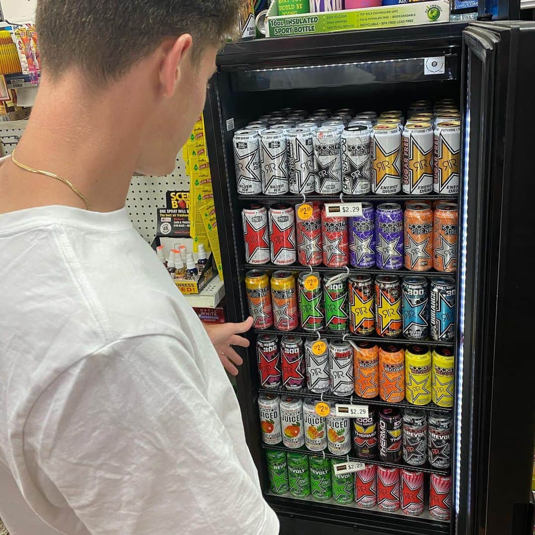 ジェイク・イラーディのインスタグラム：「What’s your favorite? Mines the  X Durance Peach Tea 🍑☕️ @rockstarenergy  #rockstarenergy」