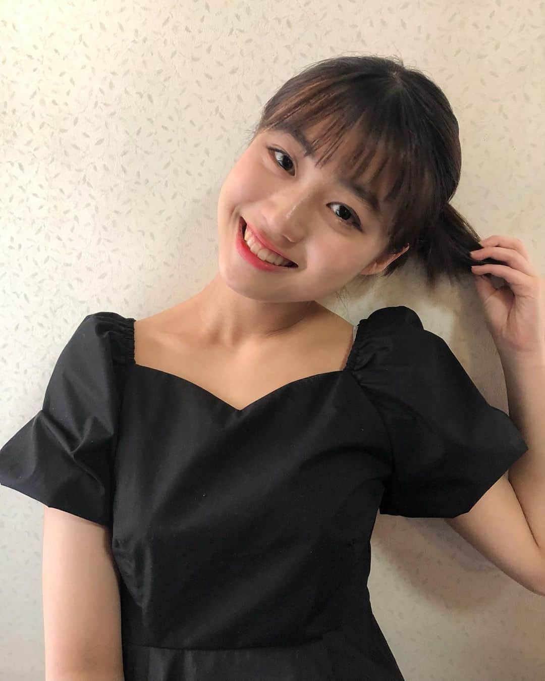 多田成美のインスタグラム：「. 最近また髪を結べるようになりました💞 最近は暑いからよくアップヘアにしてます😙 みなさんはお家時間どんな格好で過ごしてますか？？」