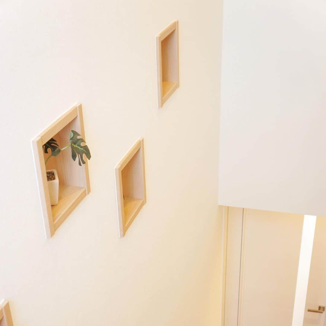伸和建設株式会社さんのインスタグラム写真 - (伸和建設株式会社Instagram)「階段の壁にひと工夫加えるだけで、﻿ 抜け感のあるおしゃれな空間に⭐︎﻿ ﻿ あなたなら何を飾りますか❓﻿ ﻿ #ニッチ #飾り穴 #階段﻿ ﻿ ﻿ ﻿ ﻿ ご来場のお客様には、﻿ マスク着用😷と消毒のご協力を﻿ 引き続き、お願い致しております。﻿ ﻿ ショールームにおきましても、﻿ コロナ感染防止対策を継続させて頂きます。﻿ ﻿ #コロナ対策 #コロナウイルス対策 #コロナに負けるな﻿ #コロナウイルスが早く終息しますように﻿ ﻿ ﻿ ﻿ ﻿ スタッフブログも随時更新中♪﻿ #おうち時間 のお供にぜひどうぞ💁‍♀️﻿ ﻿ ＿＿＿＿＿＿＿＿＿＿＿＿＿＿＿＿＿＿＿＿＿＿＿＿＿＿﻿ ﻿ ﻿ 　施工例はこちらから♪ ﻿ ▷▶︎▷ @shinwa_kensetsu ﻿ ﻿ ﻿ ………………………………………………………………………﻿ ﻿ ✨公式YouTubeチャンネルを開設✨﻿ ﻿ 👉第2弾はデザイナーズモデルハウス動画を公開中♪﻿ ﻿ ぜひチャンネル登録をお願いします🎀﻿ ﻿ ﻿ ﻿ #伸和建設 #注文住宅 #セミオーダー #規格住宅 #新築 #リフォーム #リノベーション #分譲住宅 #関店 #可児店 #岐阜店 #ショールーム #施工例 #モデルハウス #無垢 #漆喰 #自然素材 #カフェ好き #インテリア #家スタグラム」5月14日 11時19分 - shinwa_kensetsu