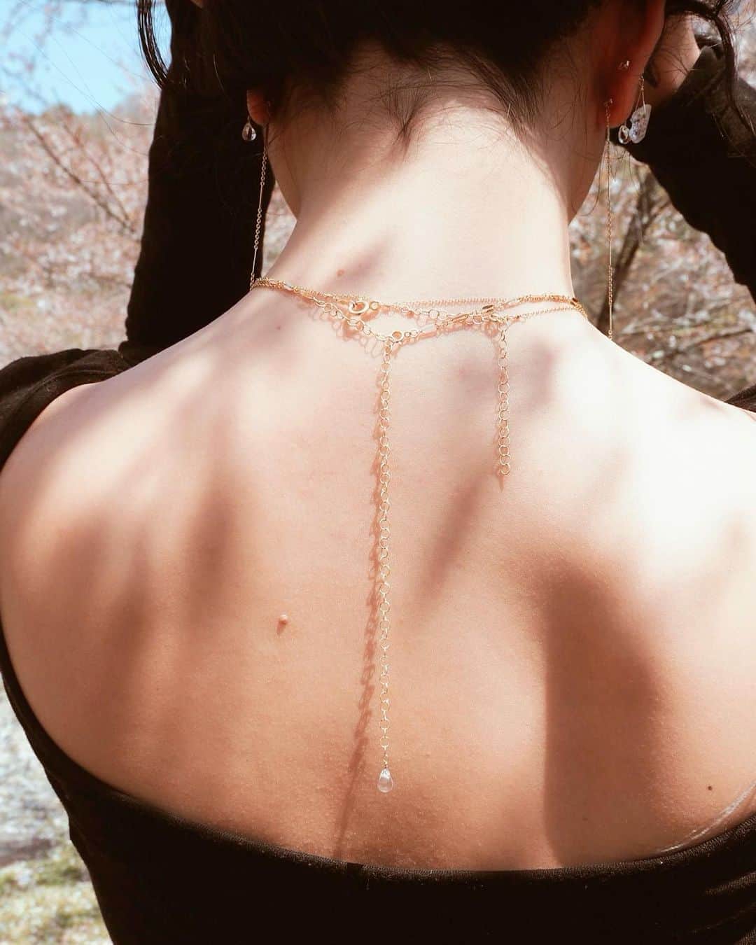 のインスタグラム：「背中あきのお洋服を着た時につける用の チェーンが長〜いチョーカーを作ったよ！ 後ろに揺れるクリスタルが気持ちいい✨ ・ ・ #チョーカー #クリスタル #背中あき #crystal #goodvibes #choker」