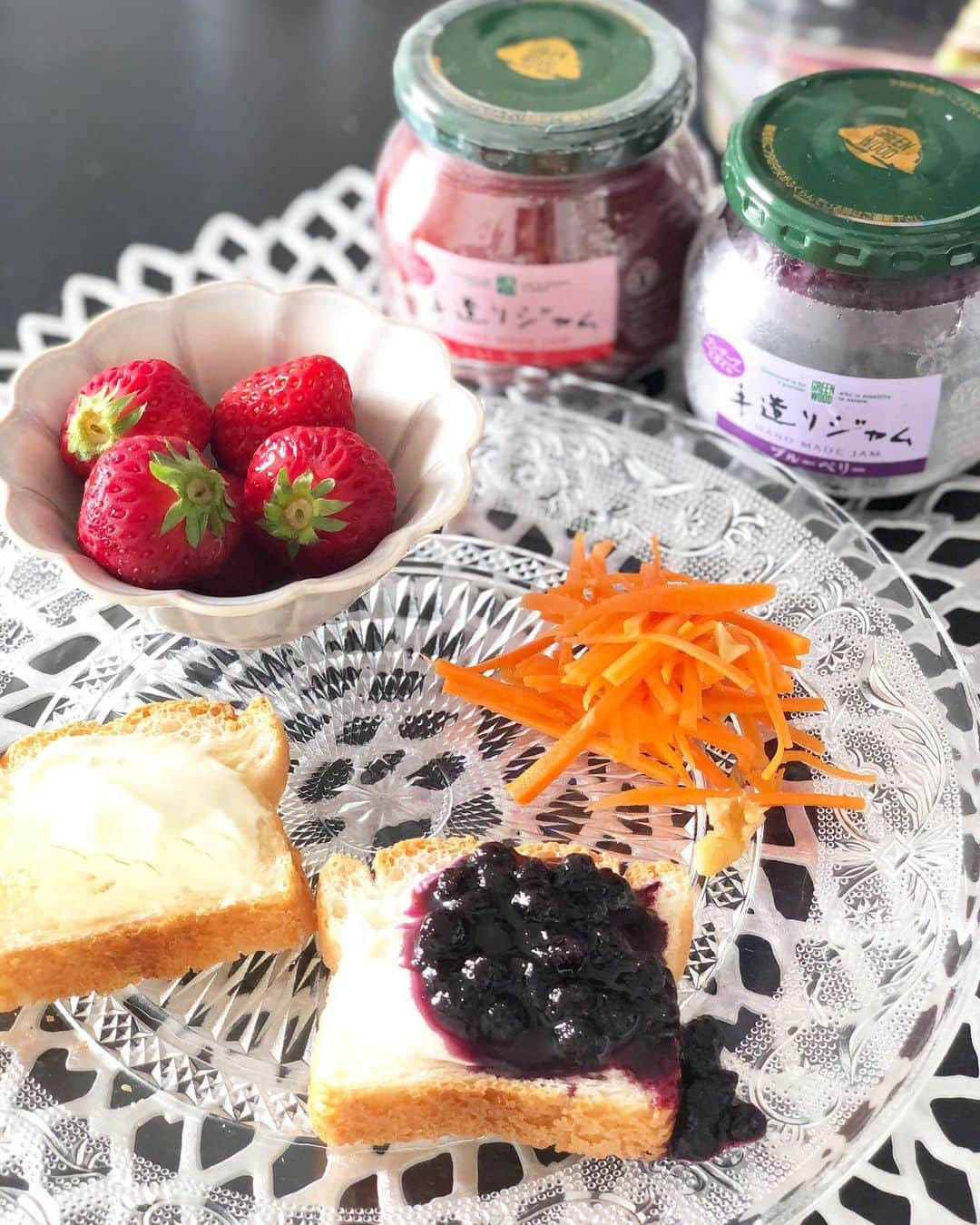 KAORI.OMURA 大村香織さんのインスタグラム写真 - (KAORI.OMURA 大村香織Instagram)「saty home期間中、お料理する回数が増えました。w。 あ、でもこれは料理じゃないな😂 ・ 朝食は軽めに食べる事が多いです☺︎ ・ とっても美味しいジャムをいただいたので米粉パンにクリームチーズと一緒にいただきました♡ ・ ジャムはブルーベリーが好きなので1番にブルーベリーから✨ ・ 果実味溢れるジャムで食べると、幸せ♡セロトニンもアップしそう✨ ※セロトニンは幸福ホルモン ・ 手造りジャムは食品添加物を使わずに果実と糖とレモン果汁だけでゆっくり煮詰めて作られているらしい‼️ ・ ヨーグルトやグラノーラとも良いですね✨ ・ でもパン🍞に塗りたい✨ 米粉パンが切れてるから調達しないと💦 ・ #朝ごはん#朝食#手造りジャム#グリーンウッド手造りジャム #ジャム活#ジャムの日#おうち時間#kanpy#カンピー#アラフォーライフ#米粉パン#グルテンフリー#グルテンフリー生活#stayhome#コロナに負けるな」5月14日 11時31分 - kaori.omura