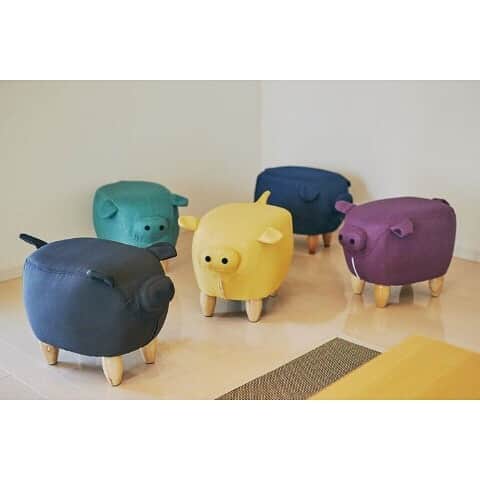 ヴィレッジヴァンガードオンラインストアさんのインスタグラム写真 - (ヴィレッジヴァンガードオンラインストアInstagram)「ぶたさんのスツール　Steve〈マスタード〉﻿ ﻿ 可愛さとおしゃれさを兼ね備えたスツールで、本体は肌触りのよいファブリック。季節を問わず年中使っていただけます。﻿座面は弾力があり快適な座り心地です。﻿ スツールとしてだけでなくソファと合わせるとオットマンとしても使えて、玄関口に置くと靴を履くときにも大活躍間違いなし。﻿ 家に帰ると可愛いスティーブがお出迎えしてくれます🐖﻿ ﻿ #インテリア﻿ #インテリアコーディネート﻿ #スツール﻿ #スツールのある暮らし﻿ #可愛い家具﻿ #おしゃれな部屋﻿ #おしゃれな家具﻿ #steve﻿ #ぶた﻿ #ヴィレヴァン﻿ #ヴィレッジヴァンガード﻿ ﻿」5月14日 11時43分 - village_vanguard