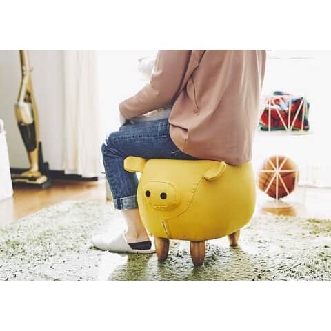ヴィレッジヴァンガードオンラインストアさんのインスタグラム写真 - (ヴィレッジヴァンガードオンラインストアInstagram)「ぶたさんのスツール　Steve〈マスタード〉﻿ ﻿ 可愛さとおしゃれさを兼ね備えたスツールで、本体は肌触りのよいファブリック。季節を問わず年中使っていただけます。﻿座面は弾力があり快適な座り心地です。﻿ スツールとしてだけでなくソファと合わせるとオットマンとしても使えて、玄関口に置くと靴を履くときにも大活躍間違いなし。﻿ 家に帰ると可愛いスティーブがお出迎えしてくれます🐖﻿ ﻿ #インテリア﻿ #インテリアコーディネート﻿ #スツール﻿ #スツールのある暮らし﻿ #可愛い家具﻿ #おしゃれな部屋﻿ #おしゃれな家具﻿ #steve﻿ #ぶた﻿ #ヴィレヴァン﻿ #ヴィレッジヴァンガード﻿ ﻿」5月14日 11時43分 - village_vanguard