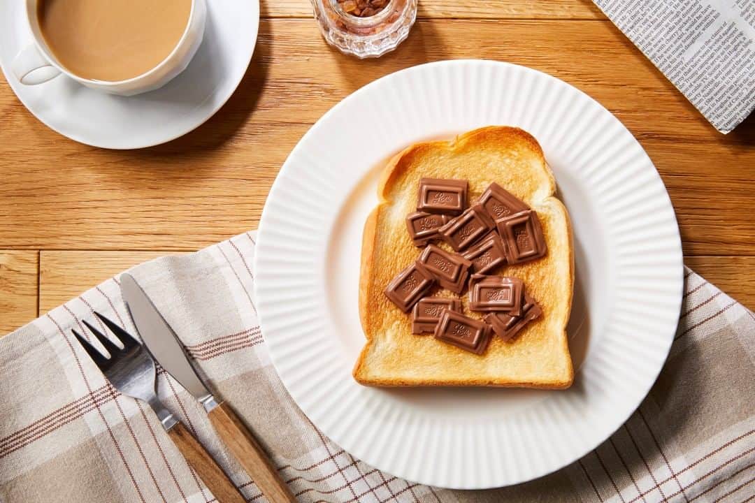 ロッテ ガーナチョコレート【公式】さんのインスタグラム写真 - (ロッテ ガーナチョコレート【公式】Instagram)「＼ #おうち時間 を楽しむ手作りスイーツ／⠀ ⠀ 本日のレシピは「パン・オー・ショコラ」です✨⠀ ⠀ バタバタしてしまう朝、お子さんの朝食にいかがでしょうか😋⠀ こんがり焼いたトーストに割ったガーナを乗せるだけ！温かいトーストの熱でとろ～と溶けたら食べごろです💕⠀ ⠀ 詳しい作り方は、ガーナ公式サイトの手作りレシピページ（https://www.lotte.co.jp/products/brand/ghana/recipe/1080.html）にて公開中！⠀ ⠀ #ガーナ #ghana #手作りチョコガーナ #手作りスイーツ #手作りお菓子 #ガーナレシピ #チョコ好きな人とつながりたい #チョコ部 #簡単おやつレシピ #手作りレシピ #おうちおやつ」5月14日 12時05分 - ghana_recipe