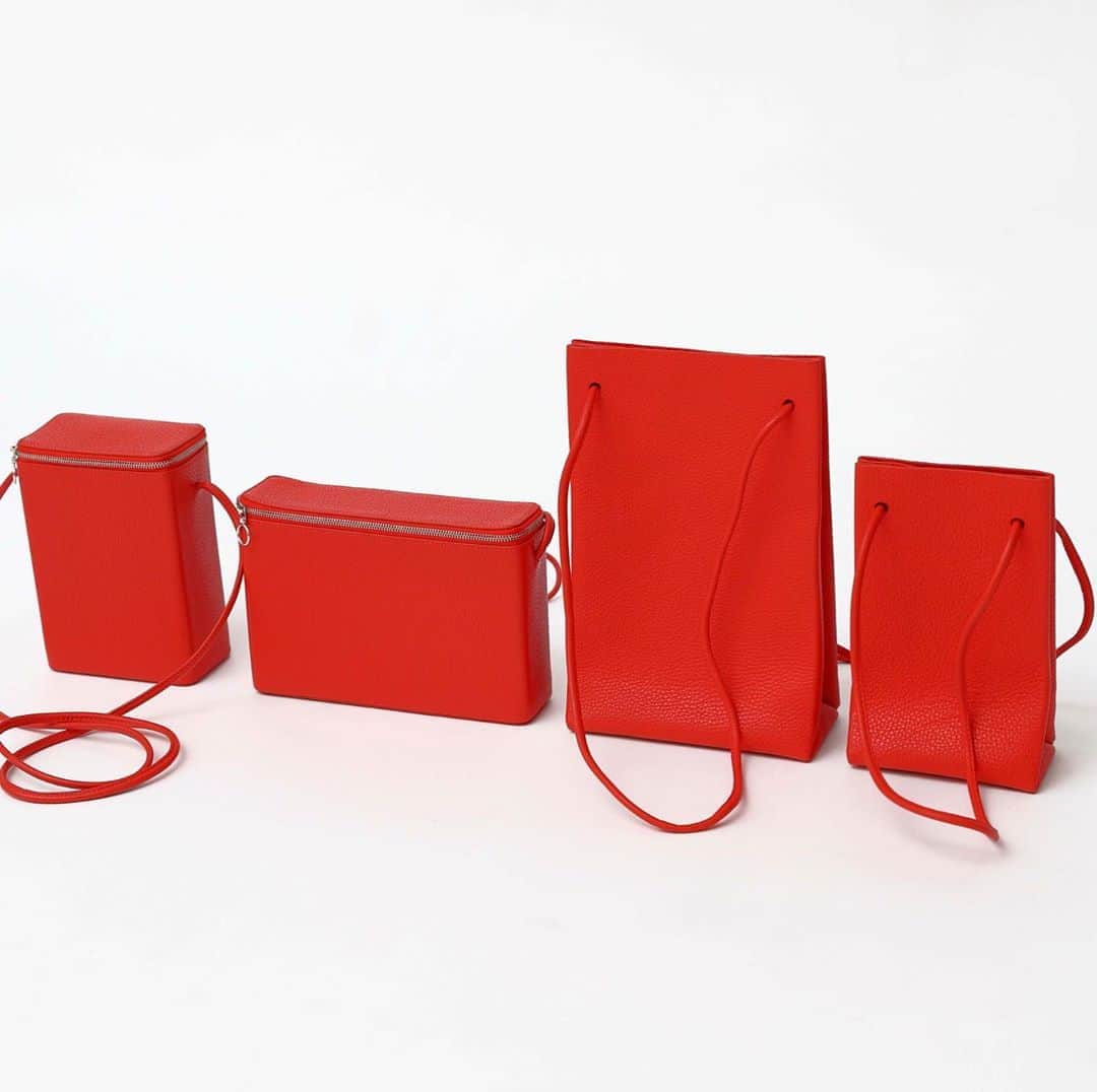CLUÉLmagazineさんのインスタグラム写真 - (CLUÉLmagazineInstagram)「夏の日差しにも負けないビビットなカラーのバッグでコーデに彩りを添えてみない？ まず１つ目はボックス型や紙袋みたいなひねりのあるデザインが可愛い《アエタ》のバッグ。スタイリッシュなデザインと赤が魅力的💄。シックなスタイルにもハマってくれそう。﻿ ﻿ #バッグ﻿ @aeta_photo﻿ ﻿ 詳しくは、CLUÉL6月、7月合併号（vol.61）「夏は小物でお洒落する。」企画をチェック。﻿ スマホ版も同時発売中！﻿ ﻿ ・・・・・・・・・・・・・・・・・・・・・・・・・・﻿ ﻿ #cluel #クルーエル #cluelmagazine #クルーエル女子 #fashion #ファッション好き #おしゃれ #グッドガール #おうち時間 #stayhome #aeta #アエタ #赤バッグ﻿ #ハンドバッグ #ショルダーバッグ #ボックスバッグ ﻿ こちらのアカウントもフォローしてね！﻿ @cluel_homme﻿ @navys_magazine﻿ ﻿ ﻿ ﻿ ﻿ ﻿ ﻿」5月14日 12時00分 - cluelmagazine