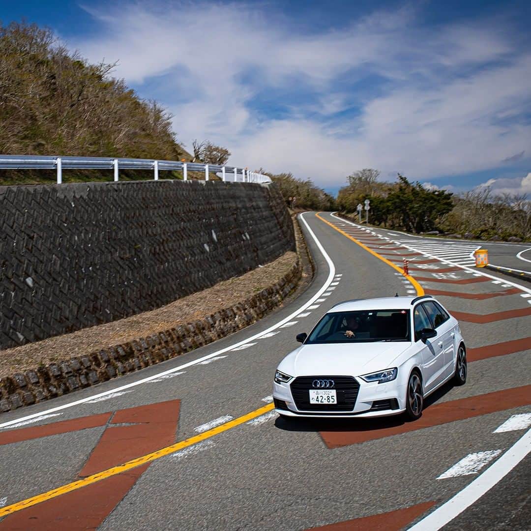 Audi Japan Sales / アウディジャパン販売さんのインスタグラム写真 - (Audi Japan Sales / アウディジャパン販売Instagram)「峠のワインディングを爽快に駆け抜けるAudi A3 Sportback。⼒強いトルクと洗練された⾛⾏特性を #AJS で体感。  現在 #AJS では、ビデオ通話サービス限定「Audi Video Call Campaign」を実施中。期間は6/30(火)まで。 @audi.japan.sales  #keepdistance #staytogether #Audi #A3 #AudiA3 #sportback #myaudi #audistyle #car #アウディ #ドライブ #車 #愛車 #外車 #ドイツ車 #車好き #車好きな人と繋がりたい #アウディ女子 #車好き男子」5月14日 12時00分 - audi.japan.sales