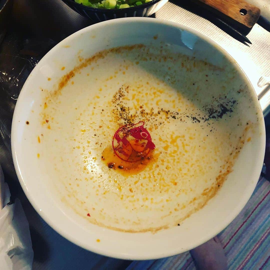 ガリガリガリクソンのインスタグラム：「美味しかったので御礼に花椒でナイキのマークを描きました。  カップヌードルをアレンジした海老ごま坦々麺」
