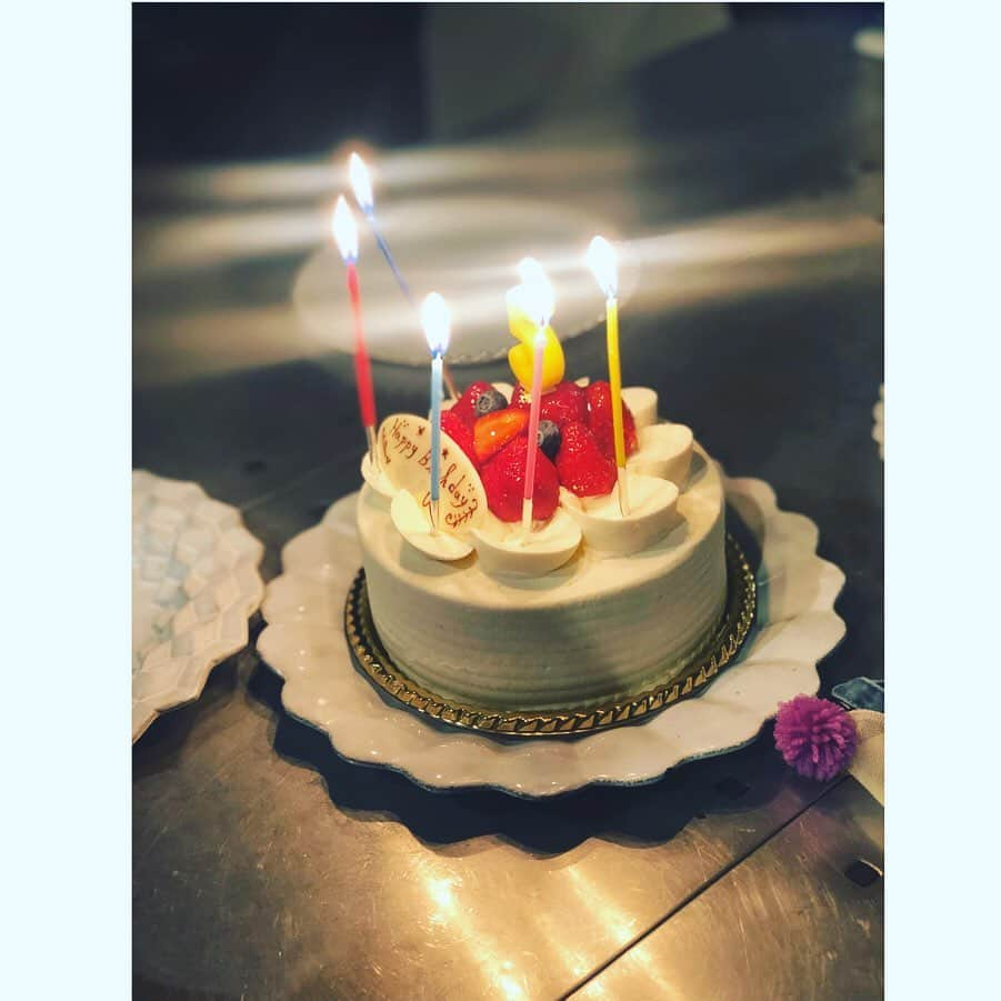 神崎恵さんのインスタグラム写真 - (神崎恵Instagram)「12日。三男のお誕生日🎂 あっという間の5歳。 元気でいてくれてありがとう😌 毎日毎日びっくりするくらいに大きな声でしゃべり続け、汗だくで遊び続け、「まま‼️あそぶよ‼️」「まま‼️きいて‼️」「まま‼️みて‼️」の1000本ノック。 正直「ひぃぃ〜😵」となることもあるけれど😂 幸せだよ。 ありがとう。 これからも広がり続ける未来。 思いっきり踏みしめて。 お誕生日おめでとう🎉」5月14日 12時28分 - megumi_kanzaki