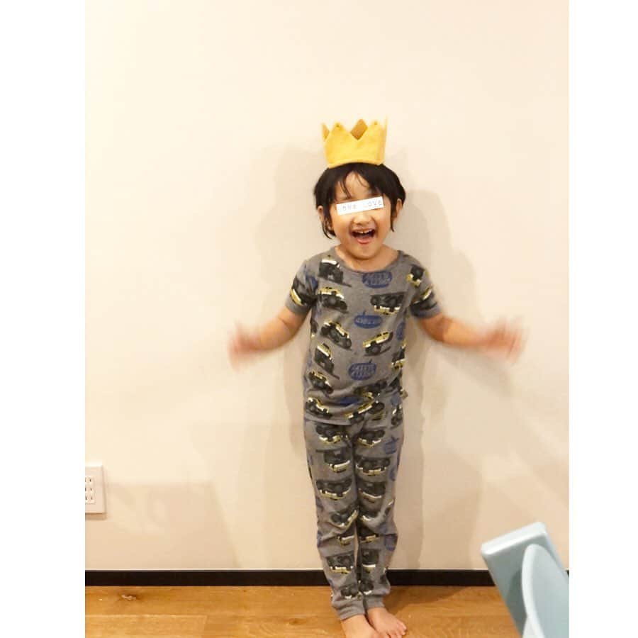 神崎恵さんのインスタグラム写真 - (神崎恵Instagram)「12日。三男のお誕生日🎂 あっという間の5歳。 元気でいてくれてありがとう😌 毎日毎日びっくりするくらいに大きな声でしゃべり続け、汗だくで遊び続け、「まま‼️あそぶよ‼️」「まま‼️きいて‼️」「まま‼️みて‼️」の1000本ノック。 正直「ひぃぃ〜😵」となることもあるけれど😂 幸せだよ。 ありがとう。 これからも広がり続ける未来。 思いっきり踏みしめて。 お誕生日おめでとう🎉」5月14日 12時28分 - megumi_kanzaki