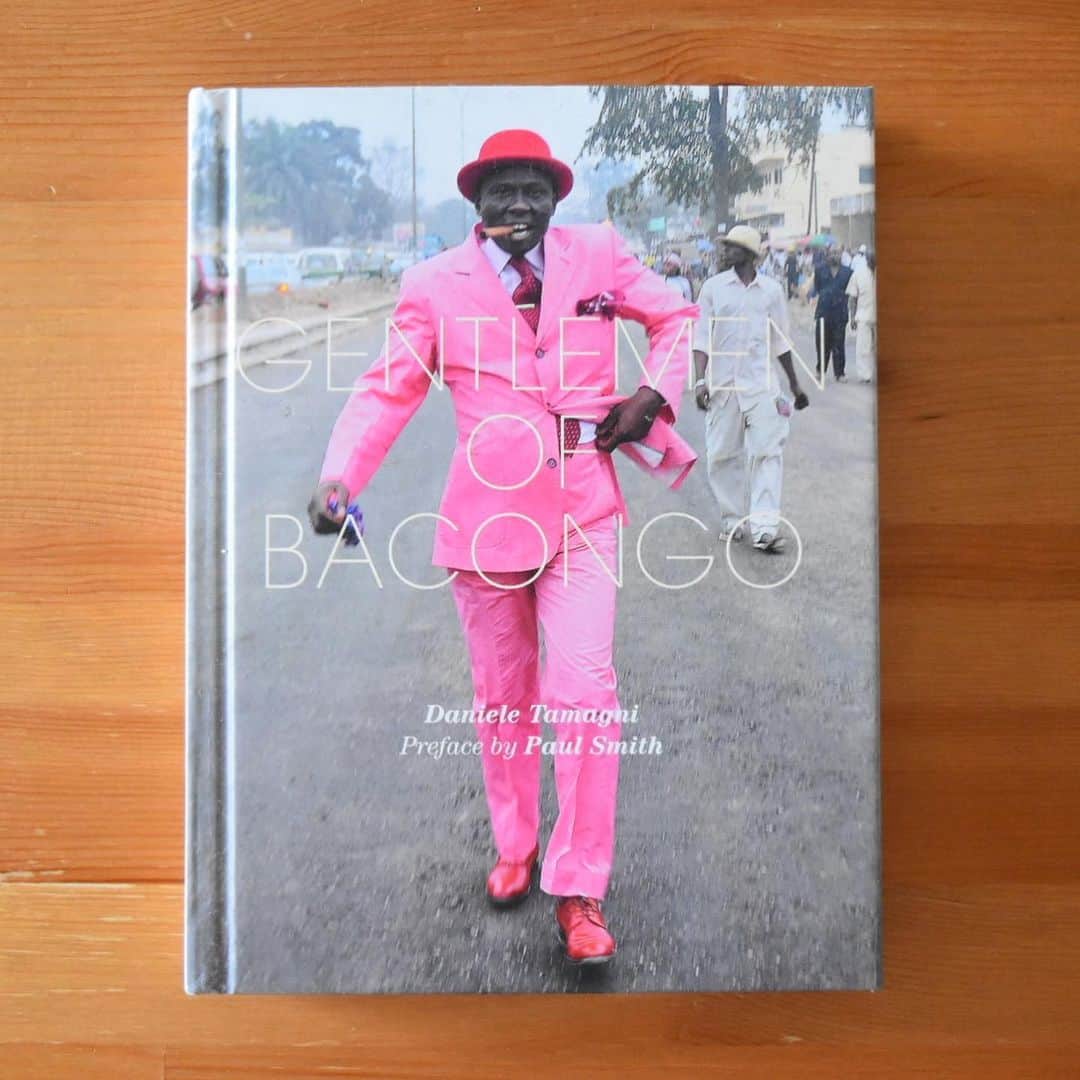 山崎佳のインスタグラム：「7日間ブックカバーチャレンジ。 6冊目は、『SAPEURS-the gentlemen of Bacongo』。 日本でも数年前に話題になった、「世界一エレガントでかっこいいコンゴの男たち」であるサプールたちの写真集。 彼らのオシャレにはそれまでの歴史や信念が詰まっていて、それはそれはかっこいい、コンゴ共和国の男性たちです。  これは2009年に出たハードカバーの英語版で、その後に出た日本語版も持ってるんだけど、そっちはソフトカバーかつ色々と「むむむ。。。」というブックデザインなんだよな〜。 (あくまで個人的な好みとしてですごめんなさい！予算面でもそうしないとかなり高くなっちゃったんだろうなというのも承知な上で！でも内容がこれだから、日本語版も彼らのエレガントさを引き継いだ本にしたいお気持ち！) ブックカバーチャレンジ、あと一冊なんて選ぶの無理無理だぁ。 本作りに携わっていた人間として、好きな本は誰かに見せたい欲求が爆上がりしているので、チャレンジのルール100%無視状態だがもうひと回りしたい〜〜〜 #7日間ブックカバーチャレンジ #bookcoverchallenge」