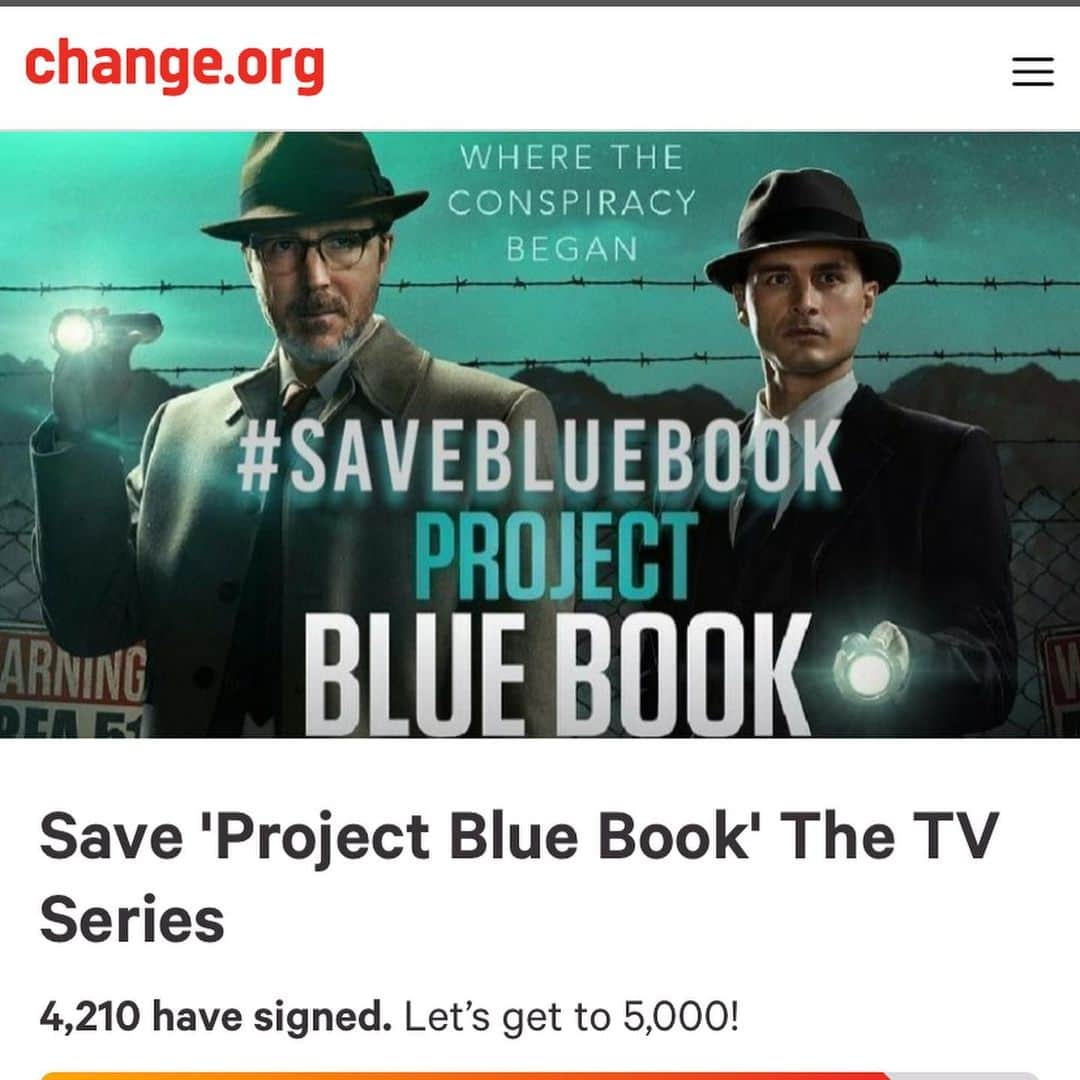 マイケル・マラーキーさんのインスタグラム写真 - (マイケル・マラーキーInstagram)「#SaveBlueBook! We are as bemused as you. We have a top-quality show with great ratings and a rapidly expanding international following. We are playing in over 200 countries not to mention we are the Number One New Drama Series on cable. We have the ratings, we have a passionate and invested team who have Season 3 (probably even 4) ready to go!  This is one of those unfortunate situations where the nextwork has bowed out of ongoing scripted content. It’s nothing to do with us. That’s the fucker of it. We all want to continue. Everyone involved in the show INCLUDING THE STUDIO wants to continue. This is where YOU come in. As Project Blue Book is meeting with networks and streaming services during this time, every little signature and ‘petty’ little tweet can make a difference. SIGN THE PETITION and make some noise on your socials with the hashtag #SaveBlueBook and hopefully it’ll give us some extra leverage to get this show a new home!  LINK TO PETITION IN BIO! 🙏🏽 #aidangillen #michaelmalarkey #ProjectBlueBook」5月14日 23時26分 - mkmalarkey