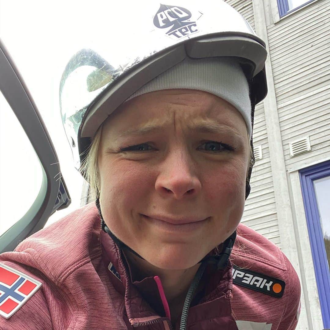 マーレン・ルンビのインスタグラム：「Fikk tildelt en ydmyk sølvhjelm på dagens trening med rollerblades. Rolig start👍🏻」