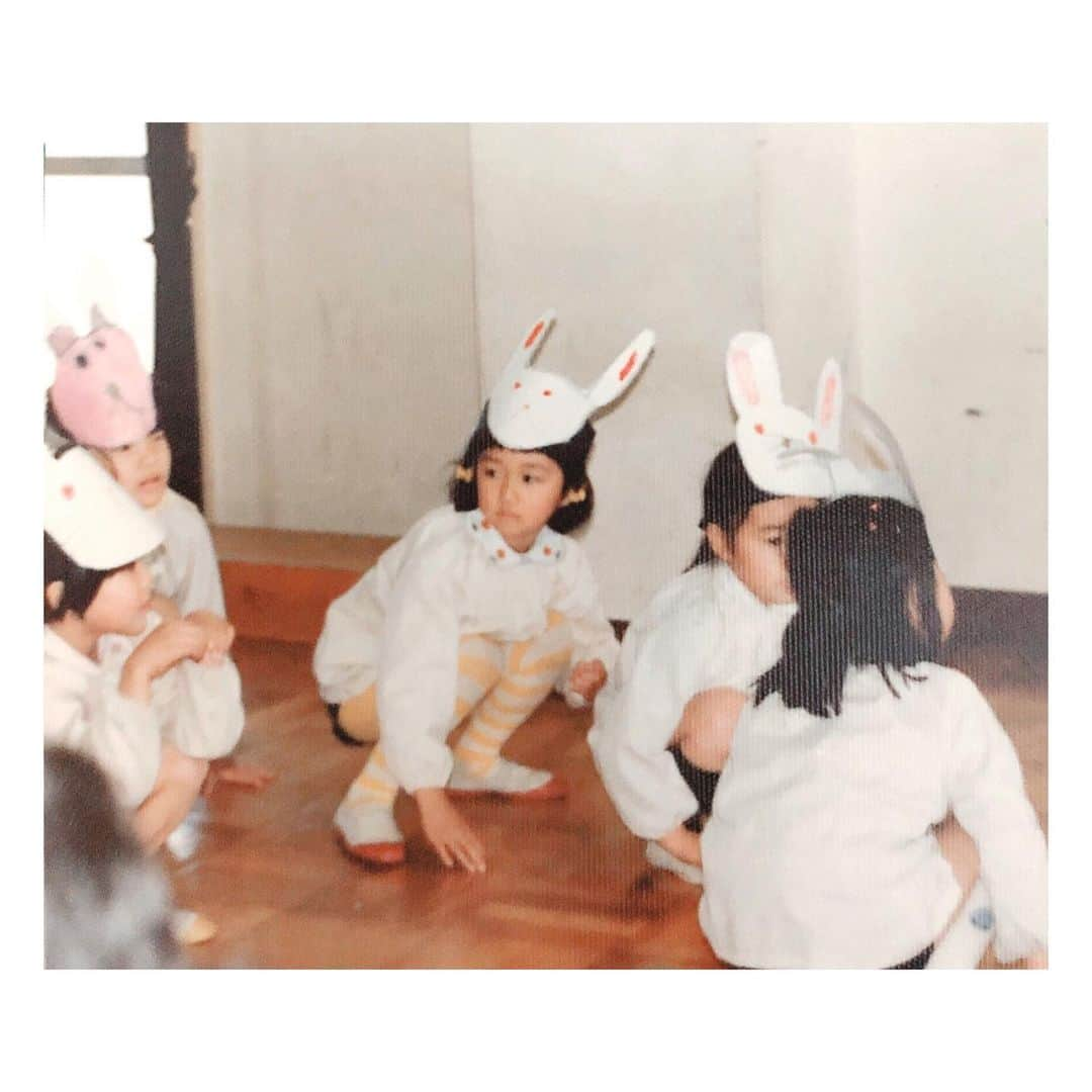 理絵さんのインスタグラム写真 - (理絵Instagram)「家に長くいると、いろんな物みつけるね🐰幼稚園のお遊戯かな  黄色い🦓しましまタイツがお気に入り💛でした  子供のころの写真は笑顔より不安げな顔が多いです  #おゆうぎ会 #お遊戯会」5月14日 21時53分 - ____rie____