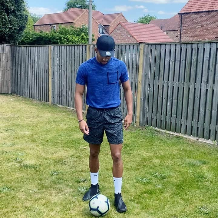 メイソン・ホールゲイトのインスタグラム：「I’m physically distancing myself to stop the spread of #COVID19 I’m going to #KeepItUp for as long as needed. @unitednations  Thanks for the nomination @theowalcott  I nominate @yannickbolasie @michaelkeane93 @rioferdy5」