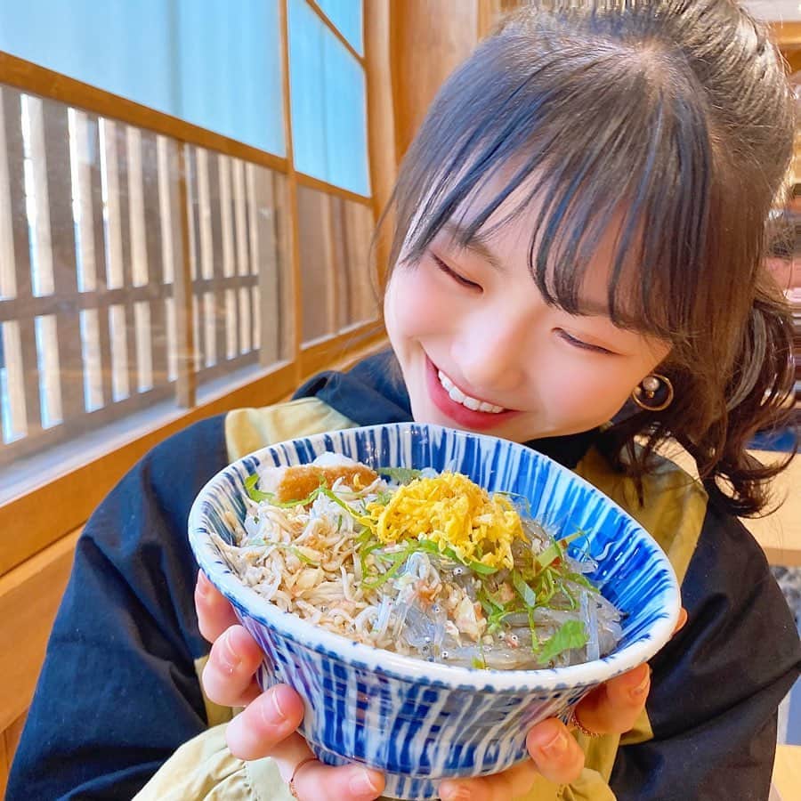 出口結菜さんのインスタグラム写真 - (出口結菜Instagram)「《⛩#伊勢　#浜与本店》﻿ ﻿ 🐟しらす二色丼（¥1100）﻿ ﻿ ﻿ ﻿ おかげ横丁に行った時の😚✨﻿ ﻿ ﻿ 生しらすと釜揚げしらす。﻿ どっちも捨てがたくて、、、、、！！！﻿ ﻿ ﻿ 良いとこどりの二色丼🥰🥰🥰﻿ ﻿ ﻿ ほぼ初めてだった生しらす💗﻿ ちゅるん！！って感じで、醤油とめっちゃ相性良き！﻿ ﻿ ﻿ 大好きな釜揚げしらす💗﻿ いつもスーパーで食べてるのも美味しいけど﻿ ふわふわ具合が全然ちゃうかったぁ🤤﻿ ﻿ 醤油かけずにそのままの味だけでも美味しい！！！！﻿ ﻿ ﻿ ﻿ どっちも新鮮で、﻿ これも友達と分けたけど、みんなでペロリでした✌️﻿ ﻿ ﻿ ちなみに、お水や醤油やポン酢？かな、﻿ かけるのもセルフです！☺️﻿ ﻿ ﻿ ﻿ \ちなみにたくあんもめっちゃ美味しかった🤭/﻿ ﻿ ﻿ ________________________________________________________﻿ ﻿ ❤️三重県伊勢市宇治中之切町92-9﻿ 💗五十鈴川駅から🚶‍♀️15分﻿ 💛年中無休﻿ 💚9時〜17時﻿ 💙外宮店も有り！﻿ ________________________________________________________﻿ ﻿ #浜与本店内宮前店 #しらす丼#生しらす丼 #しらす丼定食 #伊勢 #鳥羽答志島 #🐟 #しらす #生しらす #釜揚げしらす #定食 #おかげ横丁食べ歩き #おかげ横丁で食べ歩き  #伊勢神宮 #伊勢 #伊勢神宮おかげ横丁 #伊勢旅行 #伊勢グルメ #伊勢ランチ #イートイン #ポニーテール  #instafood #instagood #instagram #過去pic #グルメ #グルメ好きな人と繋がりたい #グルメスタグラム #グルメ女子 #ラビグルメ」5月14日 21時58分 - yui_laby0622