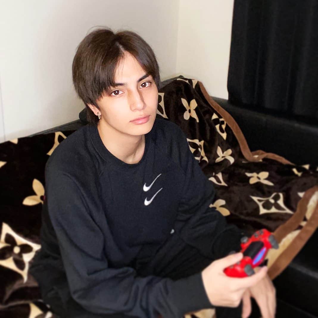 バンダリ亜砂也さんのインスタグラム写真 - (バンダリ亜砂也Instagram)「・ ・ ・ おうち時間🎮 ・ ・  #stayhome #nike #game  #winningeleven #callofduty #インスタグラマーの女の子達が家で撮ってるベッドとかの写真って男が撮ってるもんやと思ってた #撮ってもらってる風できた　#自撮り #スタンドライト #優秀 #タイマーは10秒にセット #3秒じゃ間に合わない」5月14日 22時01分 - asaya.0223