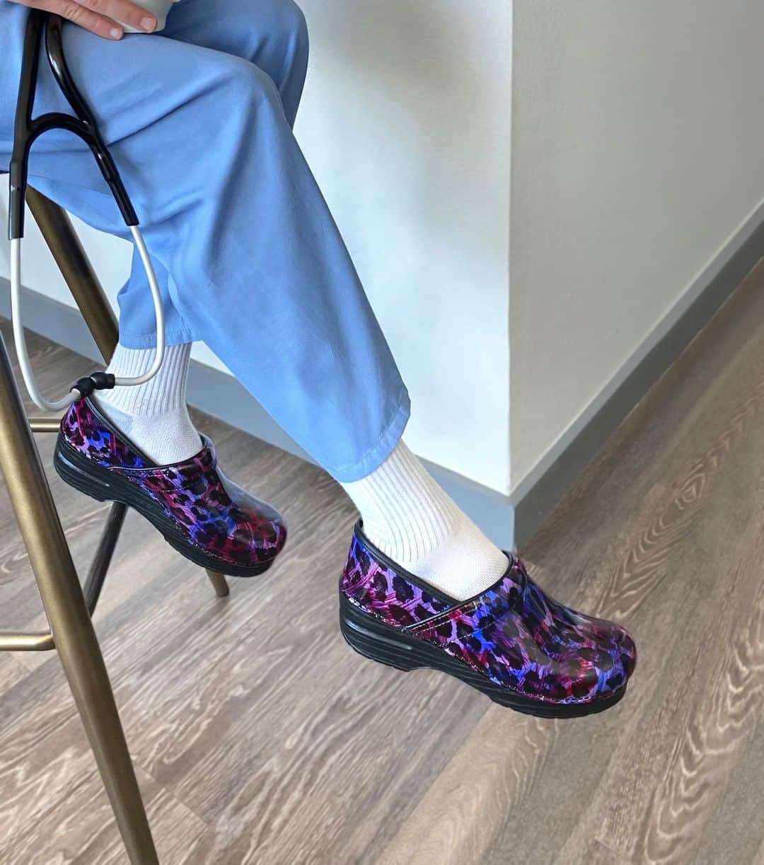 のインスタグラム：「Give your old shoes a break for some new ones! Enter to win a new pair because we think every week is Nurses Week! How to enter: 1) Tag someone on the frontlines keeping us safe for both of you to be entered to win. 2) Make sure you’re both following @dansko on Instagram. 3) Tag friends in the comments to share the love. Dansko has been proud to support nurses throughout their journey, and through our donation efforts over the past eight weeks. We celebrate our nurses not just during Nurses Week, but all year long! Giveaway Rules: Giveaway runs 05/14/20 at 9:00 AM EST - 05/18/20 at 11:59 PM EST. No purchase necessary. One winner will be randomly selected and notified via DM. Verification that winner is a nurse may be required in the form of a nurse’s badge or ID. Winner will win one pair of Dansko shoes from the current collection with a total estimated retail value of $150. Giveaway not associated with Instagram. Full terms and conditions at the link in the bio.」