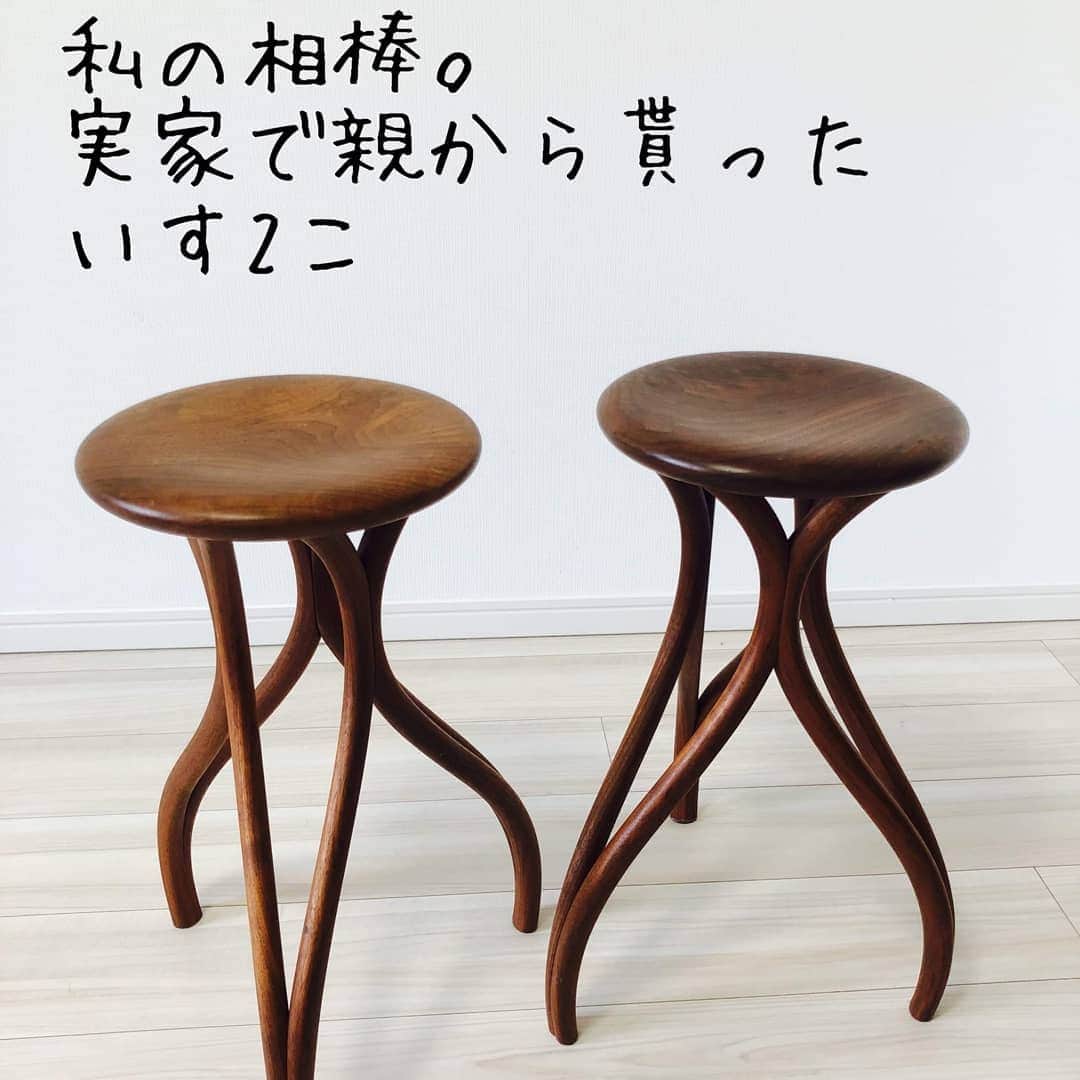 日本テレビ「news zero」さんのインスタグラム写真 - (日本テレビ「news zero」Instagram)「『実家から運んだ２つの椅子が私の相棒です。 』 ﻿ 「この椅子、素材が木のためすごく硬く、長時間座るとお尻が悲鳴をあげます。それのどこが相棒なんだ？そう思うかもしれませんが…『お尻が痛くなる前に少しでもタスクを進める！』と逆に集中力を増すことが分かったのです。平和な環境でも時には鞭打つ存在が必要。この椅子こそ、我が家での最高の鞭打ちです。」﻿ ﻿  #newszero のアナウンサーたちが毎日リレー投稿する #新しい日常をつくろう 今週のテーマは「私のリモートワーク」！ ﻿ ﻿ 木曜日は #弘竜太郎 アナが、家での工夫を教えてくれました﻿﻿ ﻿ みなさんもリモートワークで工夫していることがあったら #私のリモートワーク で教えてください！﻿ ﻿  明日は #畑下由佳 アナです！お楽しみに！﻿ ﻿ #椅子 ﻿ #イス ﻿ #リモートワーク ﻿ #リモートワークスペース ﻿ #テレワーク ﻿ #テレワークスペース ﻿ #日テレ ﻿ #キャスター ﻿ #アナウンサー﻿ #我が家の相棒 ﻿ #硬さが命﻿ #新しい日常 ﻿ #家にいよう ﻿ #医療従事者へのエールを」5月14日 22時04分 - ntvnewszero