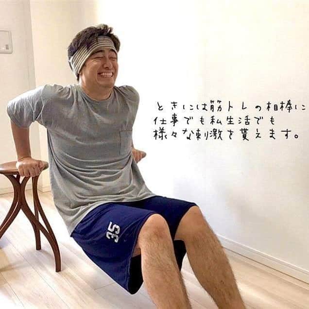 日本テレビ「news zero」さんのインスタグラム写真 - (日本テレビ「news zero」Instagram)「『実家から運んだ２つの椅子が私の相棒です。 』 ﻿ 「この椅子、素材が木のためすごく硬く、長時間座るとお尻が悲鳴をあげます。それのどこが相棒なんだ？そう思うかもしれませんが…『お尻が痛くなる前に少しでもタスクを進める！』と逆に集中力を増すことが分かったのです。平和な環境でも時には鞭打つ存在が必要。この椅子こそ、我が家での最高の鞭打ちです。」﻿ ﻿  #newszero のアナウンサーたちが毎日リレー投稿する #新しい日常をつくろう 今週のテーマは「私のリモートワーク」！ ﻿ ﻿ 木曜日は #弘竜太郎 アナが、家での工夫を教えてくれました﻿﻿ ﻿ みなさんもリモートワークで工夫していることがあったら #私のリモートワーク で教えてください！﻿ ﻿  明日は #畑下由佳 アナです！お楽しみに！﻿ ﻿ #椅子 ﻿ #イス ﻿ #リモートワーク ﻿ #リモートワークスペース ﻿ #テレワーク ﻿ #テレワークスペース ﻿ #日テレ ﻿ #キャスター ﻿ #アナウンサー﻿ #我が家の相棒 ﻿ #硬さが命﻿ #新しい日常 ﻿ #家にいよう ﻿ #医療従事者へのエールを」5月14日 22時04分 - ntvnewszero