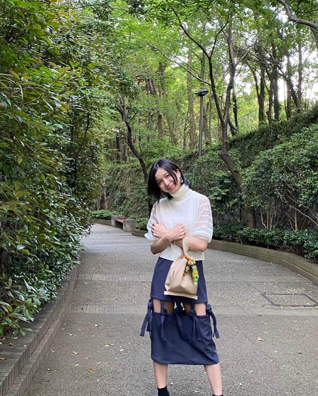 芹那さんのインスタグラム写真 - (芹那Instagram)「ミニ丈履いた時よりも照れちゃう気持ちになるスカートは @qalb_official とっても可愛くて大好き🥰❤️お部屋が寂しいと思いかわいいお花を探しに行ったよ💐🥳🤍💙」5月14日 22時26分 - serinaofficial