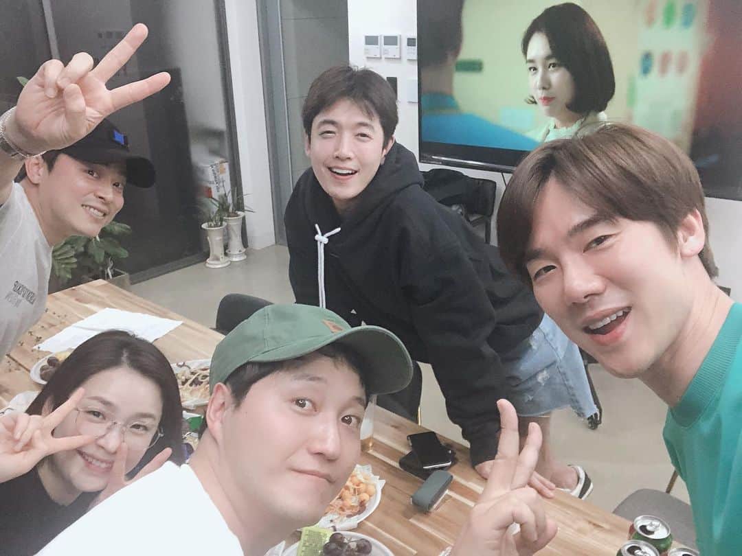 ユ・ヨンソクのインスタグラム：「#슬기로운의사생활 #본방사수」