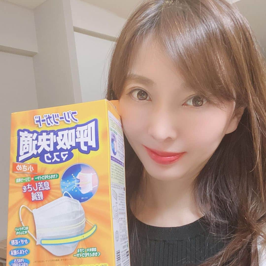 高村凛のインスタグラム：「香港のカメラマンアンドリューからマスク届いた❗️ @Andrew Wong  なんて優しいんだろう❤️❤️❤️ かなり前に荷物を送ると言われたけど、 やっと届きました❗️ ありがとう❤️😊❤️ Finally,I recived so kindfull musk from hongkong❤️ Thank u so much andrew🥰🥰🥰 #マスク #musk #HK #fromhk #sokindness」