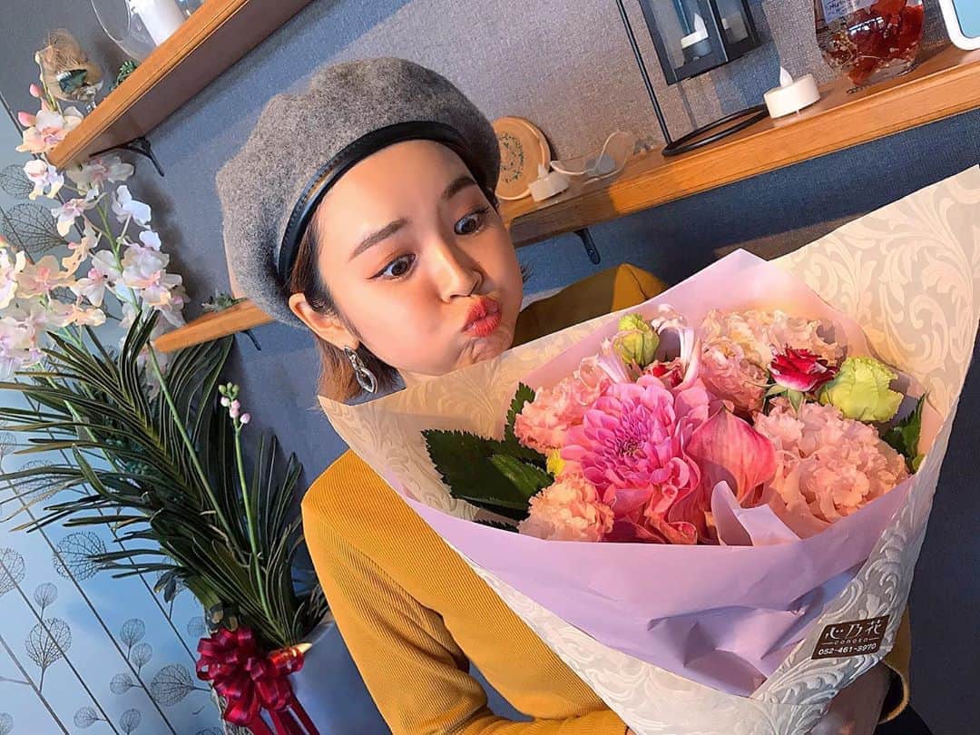 富久美玲のインスタグラム：「_ . お仕事の際に可愛い花束を頂きんか💐 . 花束なんて普段もらう事そうそう無い ので、すごくほっこりしました☺️☺️ 取材も撮影も楽しかったです＼(^o^)／ .」