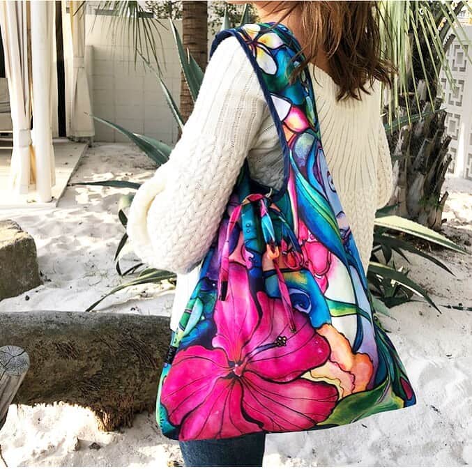 ラレイアのインスタグラム：「🌺 大人気すぎるワンショルダートートバッグ😳💞 ・ こちらご予約分はまもなく入荷となりますが、既に残りわずかとなりました💦 ・ 5月入荷分が完売の場合は次回6月末頃の予定になりますのでお早めに🙌 ・ ・ そして #楽天 お買い物マラソンセールも開催中です🌴✨ お得な期間をお見逃しなく😊 ・ ・ ・ ---La Leia Precious Life(ラレイア)--- @laleia_official ・ 楽天市場店 https://www.rakuten.co.jp/laleia-p-life/ ・ au wowma店 https://wowma.jp/user/52666346 ・ Yahooショッピング店 https://shopping.geocities.jp/laleia-p-life/ ・ ・ @laleia_official  @colleenwilcoxgallery_jp  #colleenwilcox#art#hawaii#aloha#surf#beach#laleia#ハワイ#フォトジェニック#インスタ映え#インスタ女子#アロハ#ビーチ#海を感じる雑貨#ラレイア#アート#ビーチガール#サーフスタイル#大人カジュアル#トートバッグ#コリーンウィルコックス#ギフト#プレゼント」