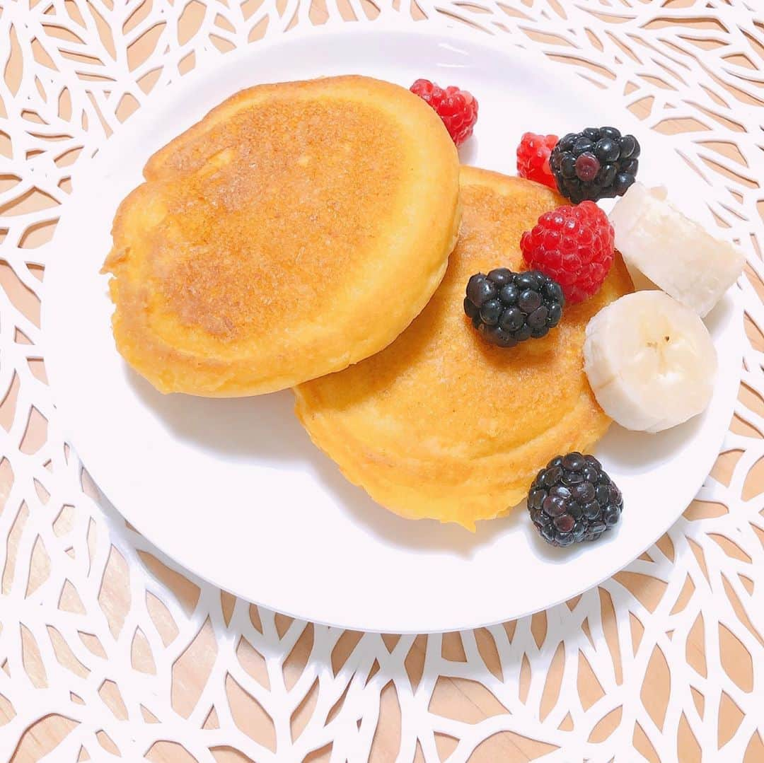 Emiさんのインスタグラム写真 - (EmiInstagram)「🥞おからパウダーパンケーキ🥞  レシピの質問が多かったので😊 すごくすごく簡単です❣️ お菓子って混ぜる手順や混ぜ方で仕上がりや食感が違ってくるのですが、これは順番も ないし混ぜ方も泡立て器で混ぜるだけ😆 ＊ ☆材料☆ ＊ ☆ おからパウダー40g ☆ 豆乳70〜80ml（アーモンド🥛やオーツ🥛でも） ☆ ベーキングパウダー小さじ1 ☆ 重曹4g ☆ ココナッツオイル15ml（オリーブオイルやバターでも可🧈） ☆ たまご2個 ☆ 甘味料30〜40g（私はラカントを使用30g）  この分量で6枚焼けました❤️😋 ◆1枚あたり約95kcal ◆脂質6g ◆たんぱく質5g  脂質は低脂肪バターを使えばもう少し抑えられると思います✨  小麦粉や米粉ではなくおからパウダーを使う利点としては ①お通じが良くなる❣️ ②腹持ちが良い❣️ ココナッツオイルにした事でバニラエッセンスを使わなくてもココナッツ🥥の良い香りで満足感が得られました😍 材料さえあればテクニックも何もいらないパンケーキ🥞 TRYしてみてね〜😉 #cooking #diet #food #sweets #pancakes #homemade #homecooking #stayhome #myrecipe」5月14日 22時42分 - emi_yoga