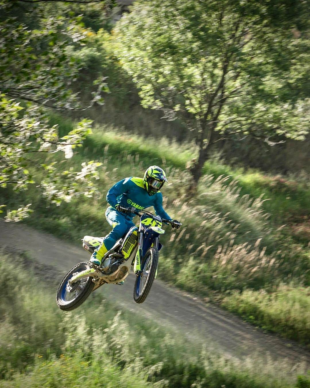 バレンティーノ・ロッシのインスタグラム：「Great training with the @vr46ridersacademyofficial at the Fratte MX Camp 📸 @camilss」