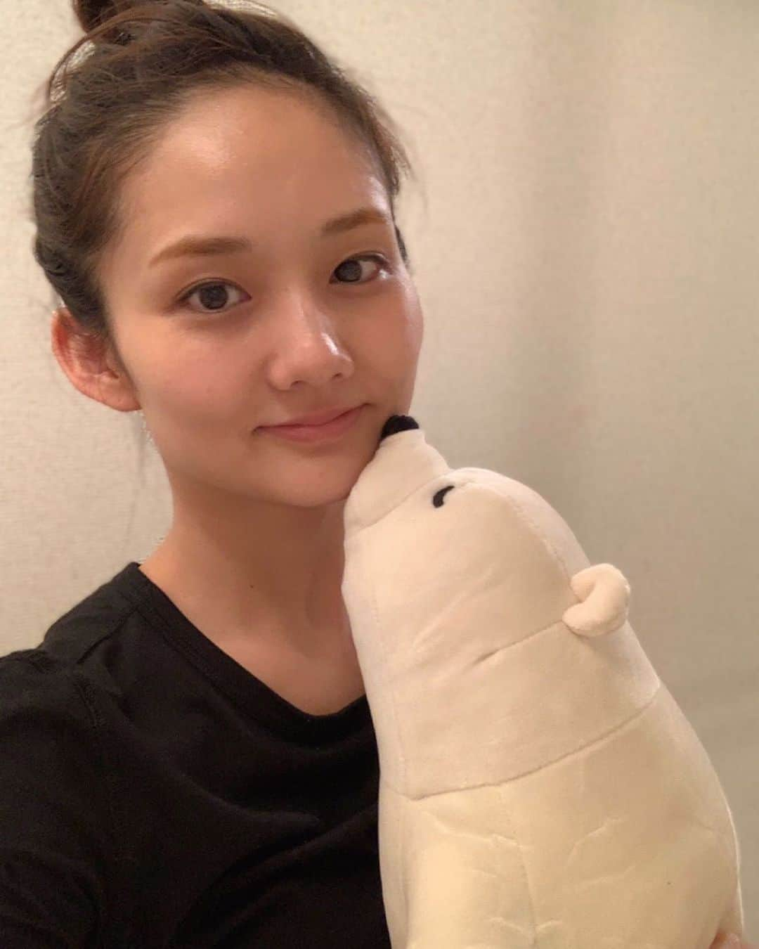 伊藤友季子さんのインスタグラム写真 - (伊藤友季子Instagram)「My new friend💕 寂しくなって…w お家に来てもらいました˙ᴥ˙ 癒される〜 . #stayhome #staystrong #抱き枕 #癒し」5月14日 22時52分 - yukiko_xx