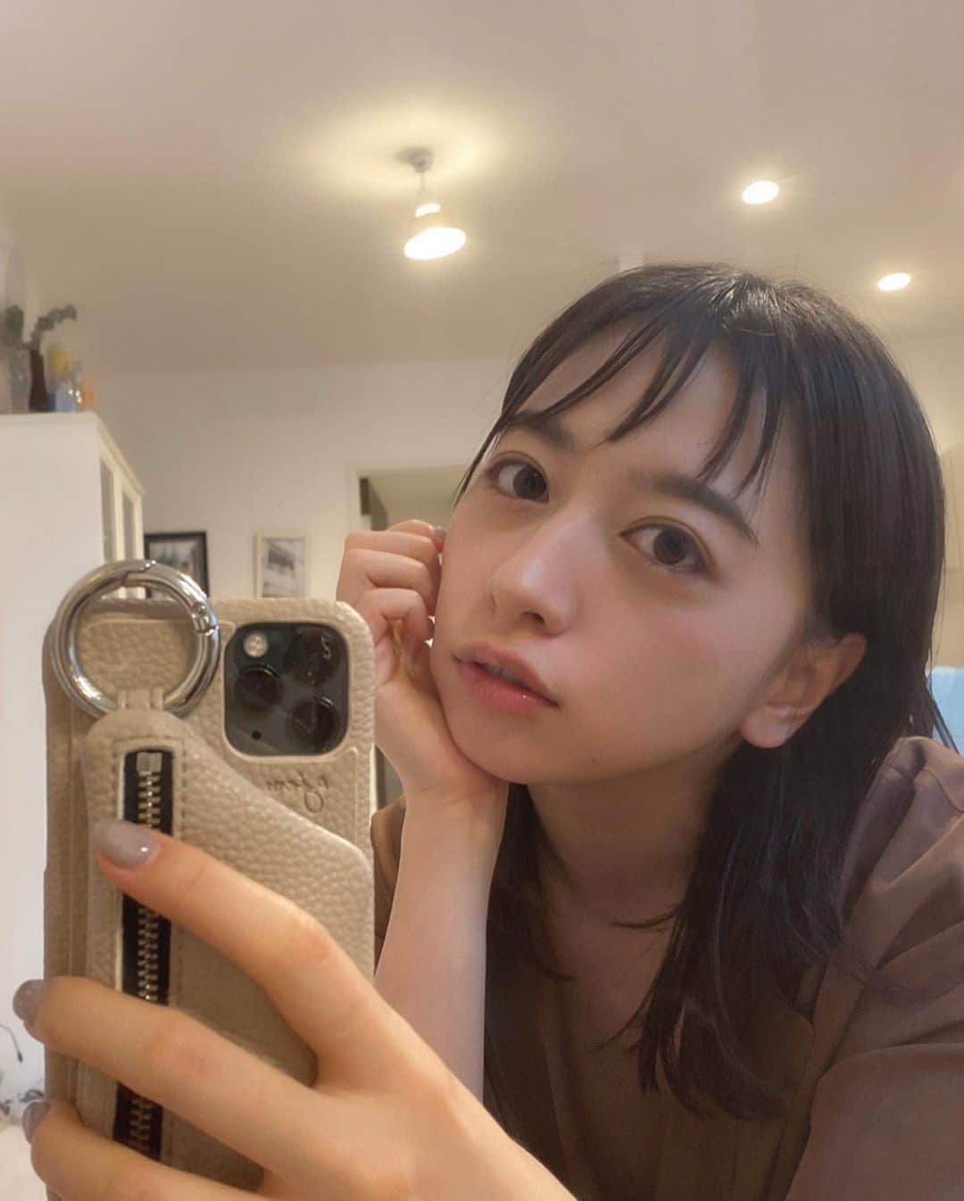 井元麻帆のインスタグラム：「よく見たらレンズに...ヒビ...😑😑 2枚目で「あ、ヒビのことわすれてた...」というざんねんな顔をしています。」