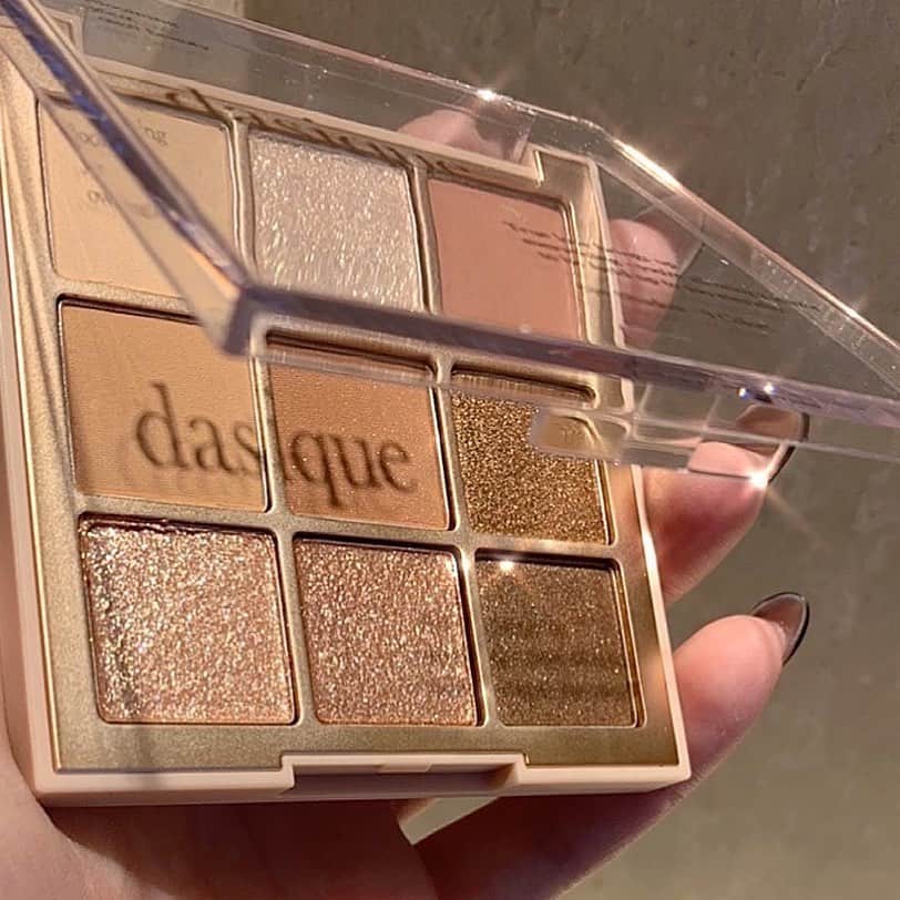 原涼香のインスタグラム：「@dasique_official  𝑆ℎ𝑎𝑑𝑜𝑤 𝑝𝑎𝑙𝑒𝑡𝑡𝑒 01.𝑆𝑢𝑔𝑎𝑟 𝑏𝑟𝑜𝑤𝑛 ㅤㅤㅤㅤㅤㅤㅤㅤㅤㅤㅤㅤ 気になっていた韓国のメイクアップブランド。 使いやすそうな９色パレットで 上品な見た目もかなり可愛い❤︎ ㅤㅤㅤㅤㅤㅤㅤㅤㅤㅤㅤㅤㅤ グリッターとマットのテクスチャー どちらも入ってて、洗練されてるけど 華やかな目元を作れそう。 ㅤㅤㅤㅤㅤㅤㅤㅤㅤㅤㅤㅤㅤ ローズの方も欲しいな〜🥀 ㅤㅤㅤㅤㅤㅤㅤㅤㅤㅤㅤㅤㅤ」