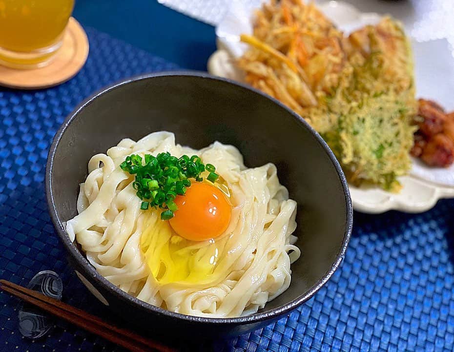 のインスタグラム：「おうち晩ご飯. 皆さん、おすすめメニューのコメント 沢山ありがとうございます💗 美味しそうなメニューが沢山！✨ 参考にさせて頂きますね🥰 ・ ・ 今日の我が家は、何だか おうどんが食べたい気分で🤔✨ でもお家になかったので、、 思い立って作ってみました😂💓 幼い頃に、母とお家で作った事が あったので記憶を辿りながら、、笑 ・ 出汁醤油をかけて、 大好きな釜玉うどんに✨ 一生懸命 生地を踏んだ甲斐あって コシがあって、つるんつるんで 美味しかった〜〜！😳😍 若干きしめんみたいになったけど 名古屋人なので、それもご愛嬌🙏🏻 と言うことで😋笑 ・ おうどんのお供は、お家にあった 材料で天ぷら揚げました☺️ ・牛蒡と玉ねぎと人参のかき揚げ ・かぼちゃの天ぷら ・大葉の天ぷら ・蛸の唐揚げ ・ 今日は、シンプルなご飯だけど 手打ちうどんに満足🤤❤️笑 ご馳走さまでした✨ #お家ご飯#手作り#cooking #料理#趣味#手打ちうどん #うどん作り#asakitchen #おうち時間#stayhome #引き続き体調にお気をつけくださいね」
