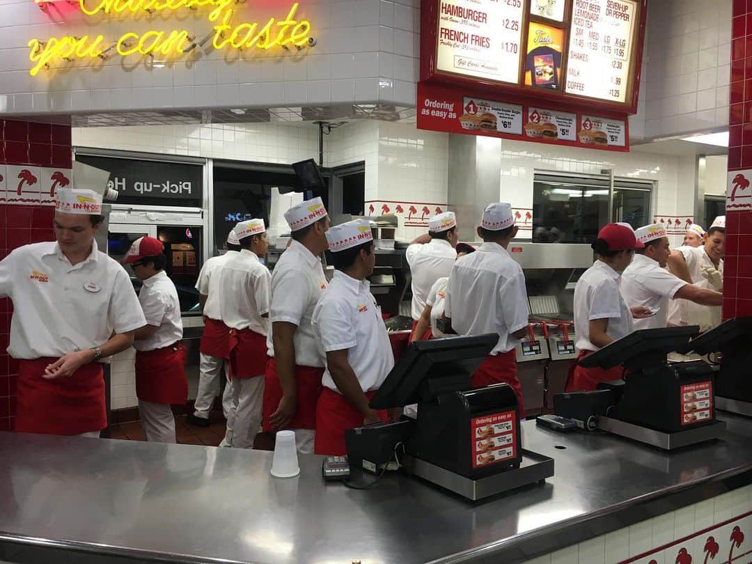 ジュンペイのインスタグラム：「. いや、店員の数w . ほとんど見てるだけやん . @innout . #innoutburger #burger #la #bagpacker #アメリカ横断 #一人旅」
